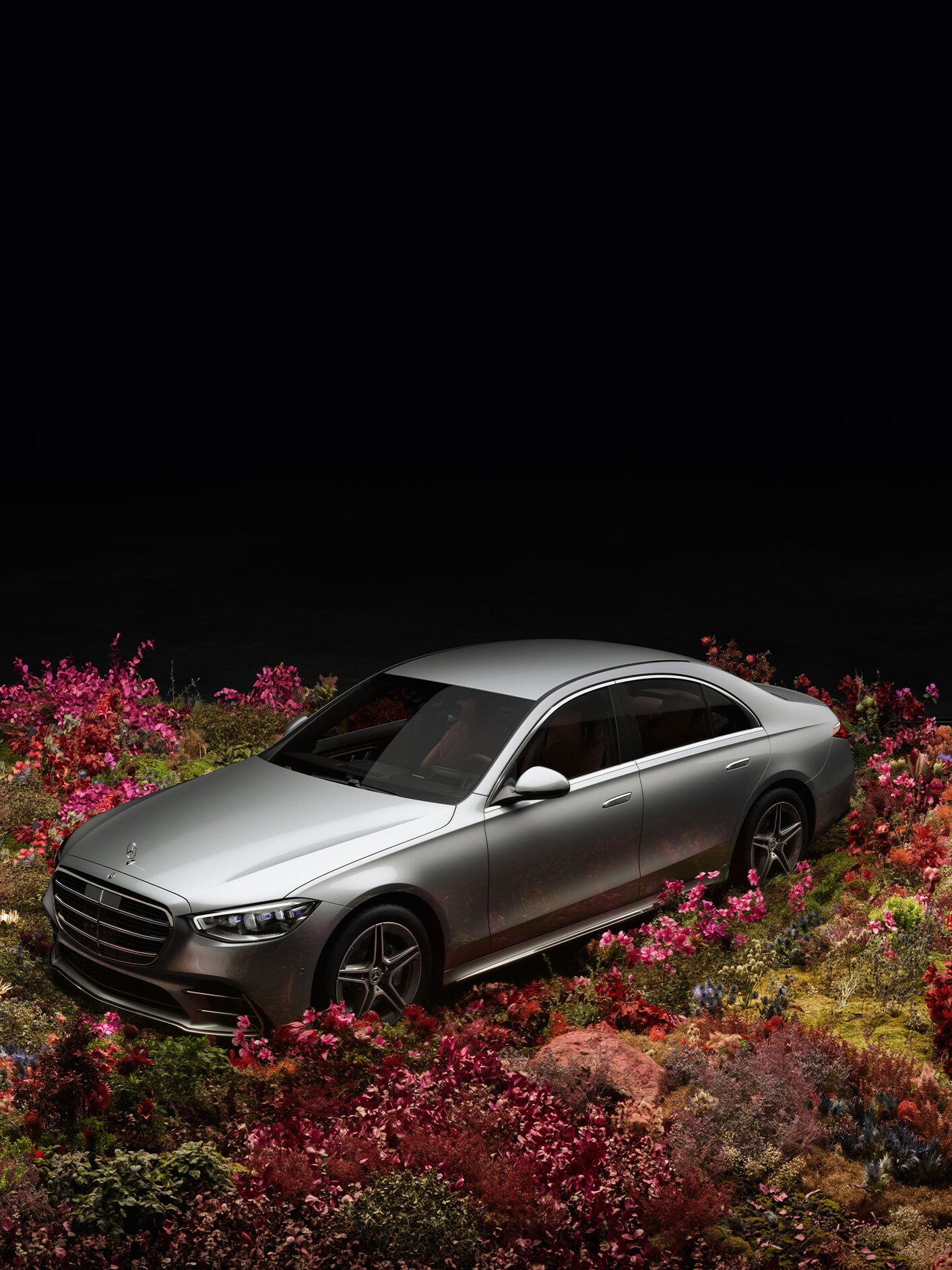 Vehículo Mercedes-Benz con un exterior transparente.