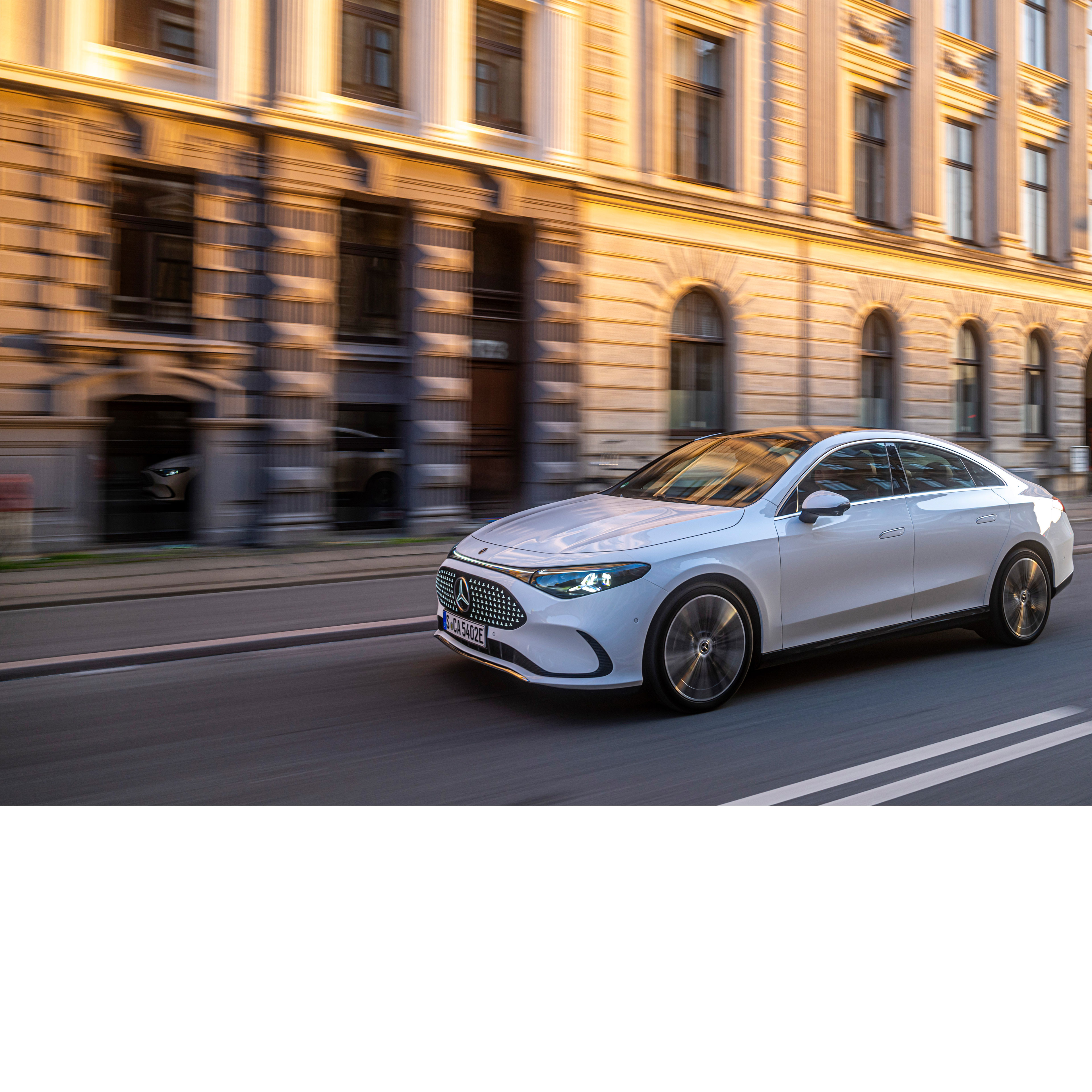 Conducción automatizada y Sistemas de asistencia a la conducción | Mercedes-Benz Volante y visualizador del conductor en un Mercedes-Benz.