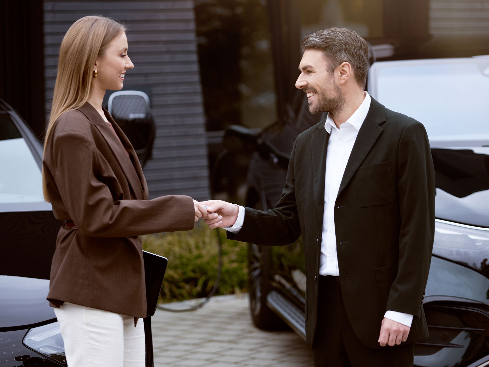 Diversos modelos de turismos eléctricos de Mercedes-Benz dispuestos uno junto a otro en flotas.