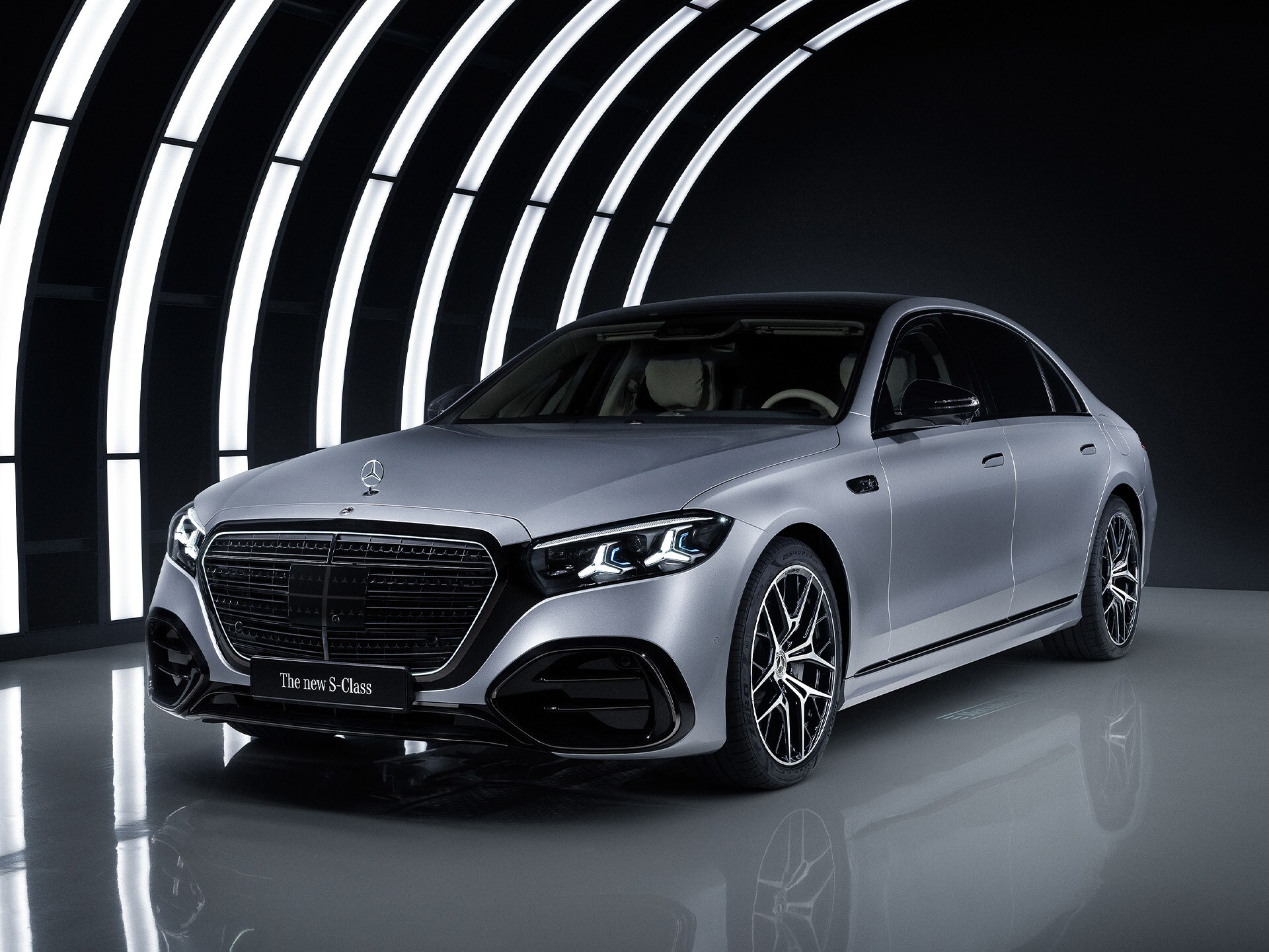 El Mercedes-Benz Clase S en un estudio con un arco iluminado.
