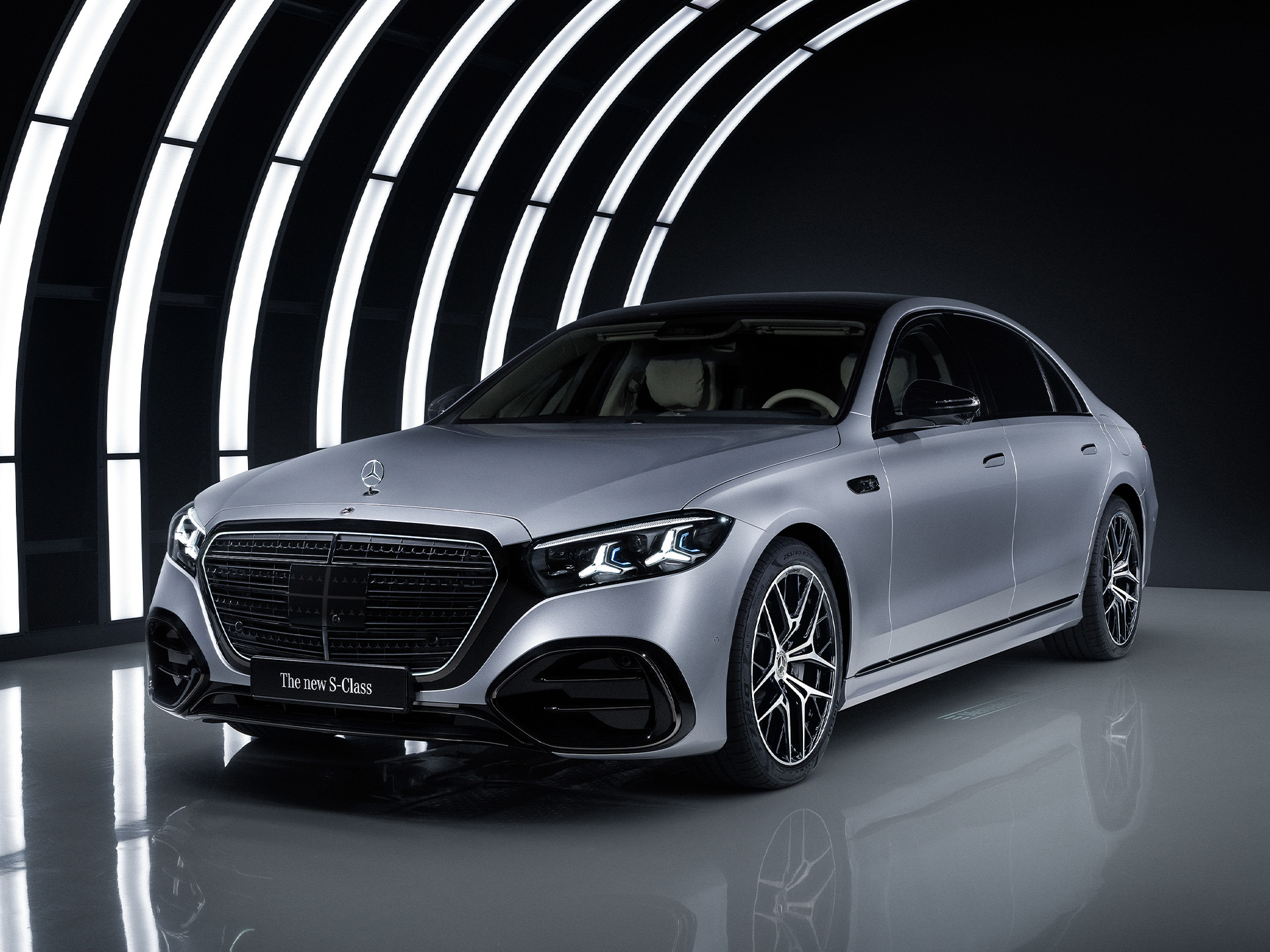 Tecnología | Sistema multimedia MBUX | Mercedes-Benz El Mercedes-Benz Clase S en un estudio con un arco iluminado.