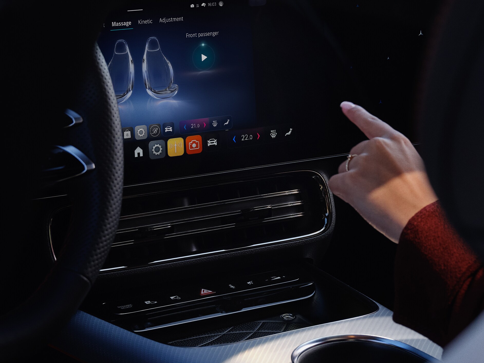 El sistema multimedia MBUX, mostrando las opciones de personalización dentro de un vehículo Mercedes-Benz.