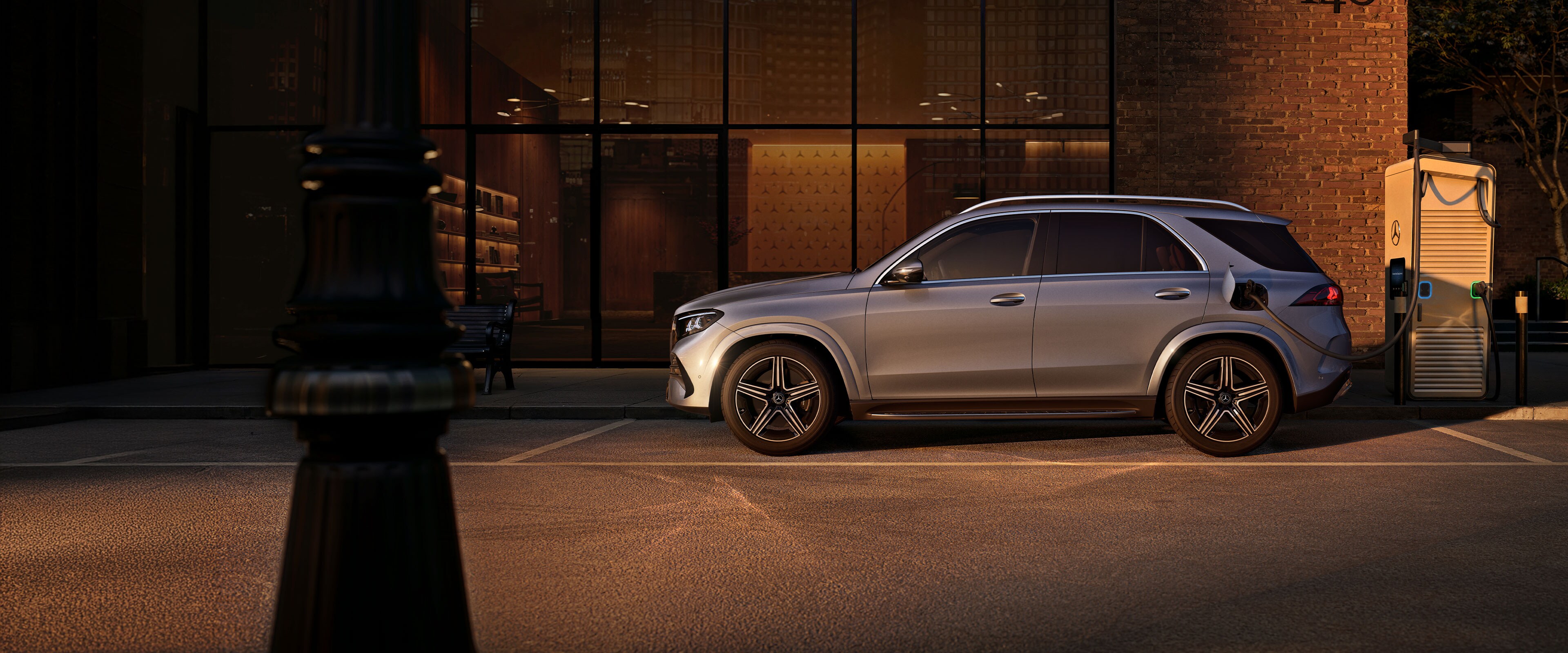 El Mercedes-Benz GLE SUV, visto de perfil, delante de una casa grande.