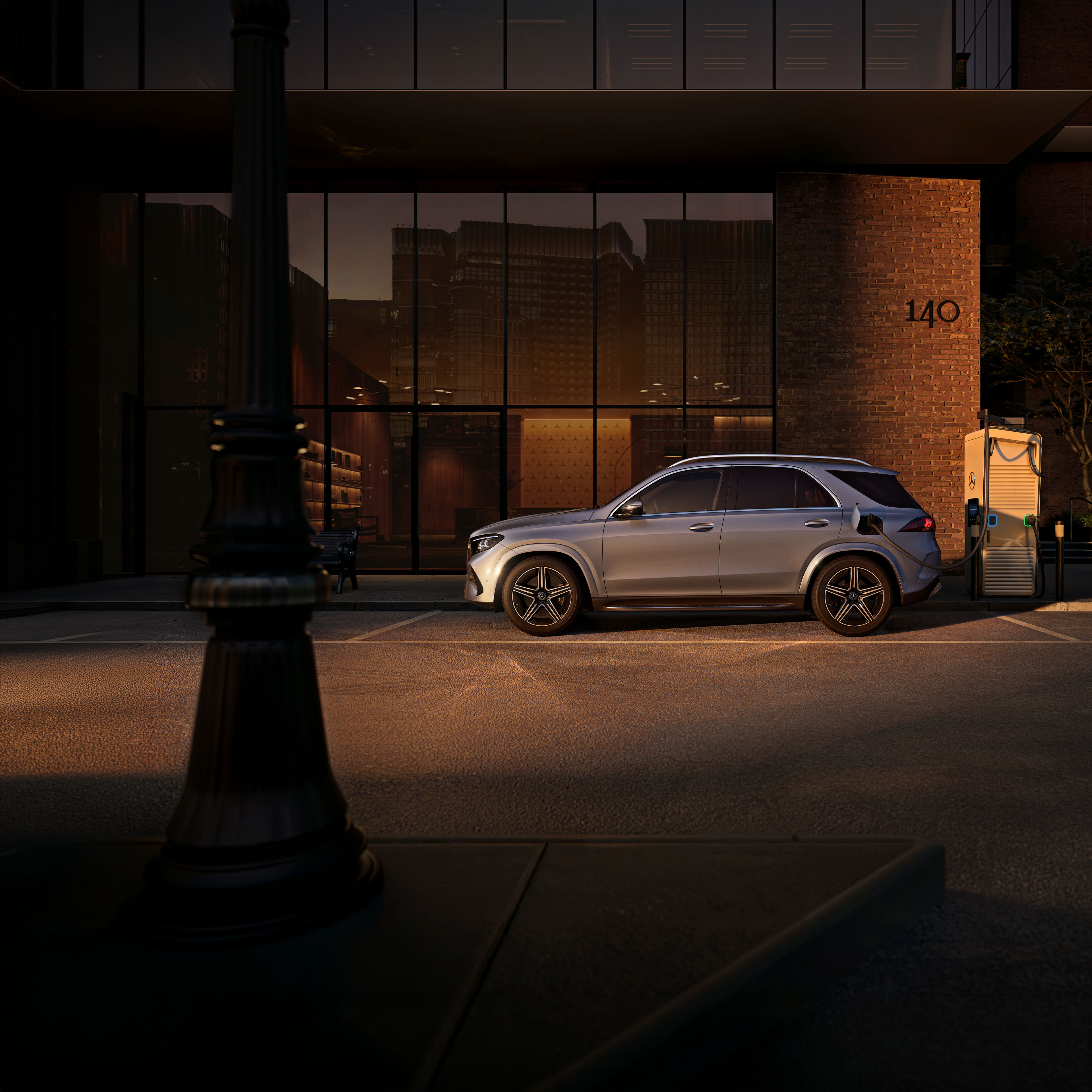 Híbridos enchufables | Mercedes-Benz El Mercedes-Benz GLE SUV, visto de perfil, delante de una casa grande.