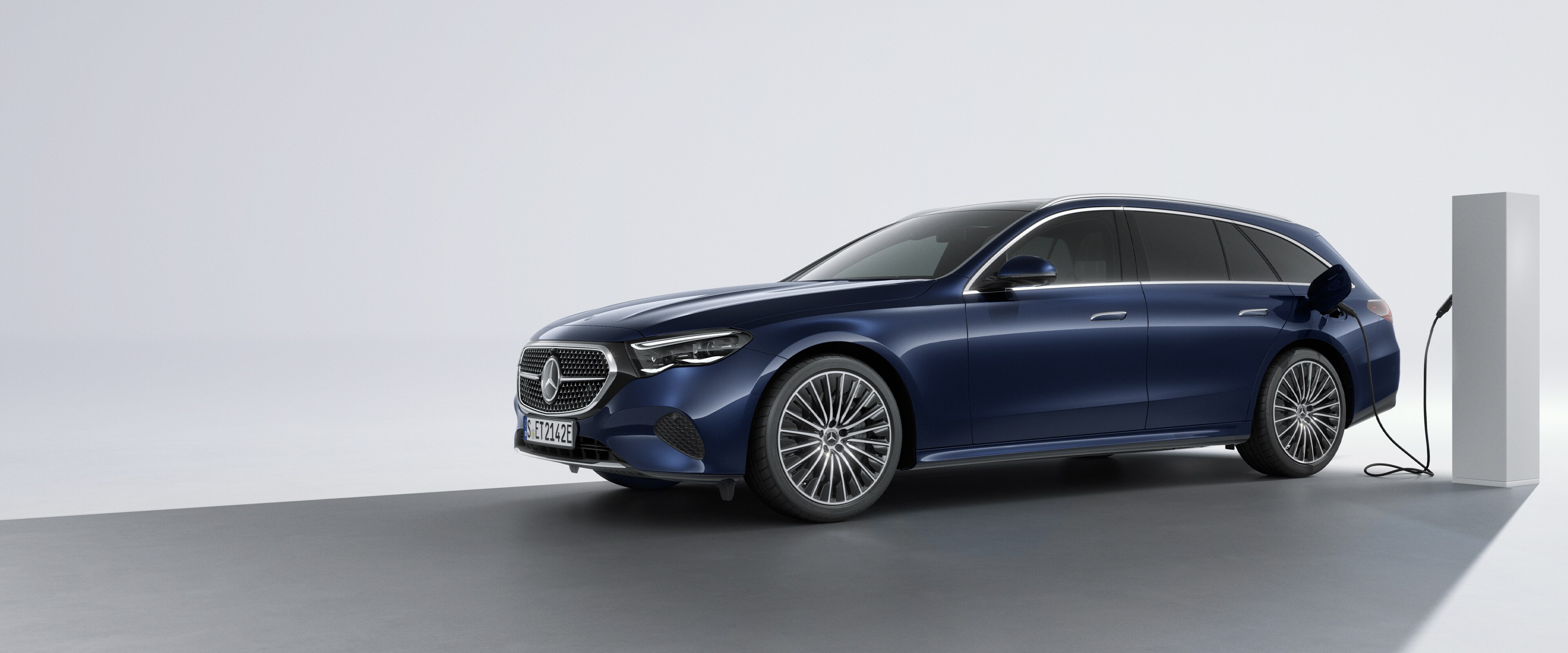 Un vehículo Híbrido Enchufable de Mercedes-Benz visto desde la parte trasera lateral en una estación de carga.