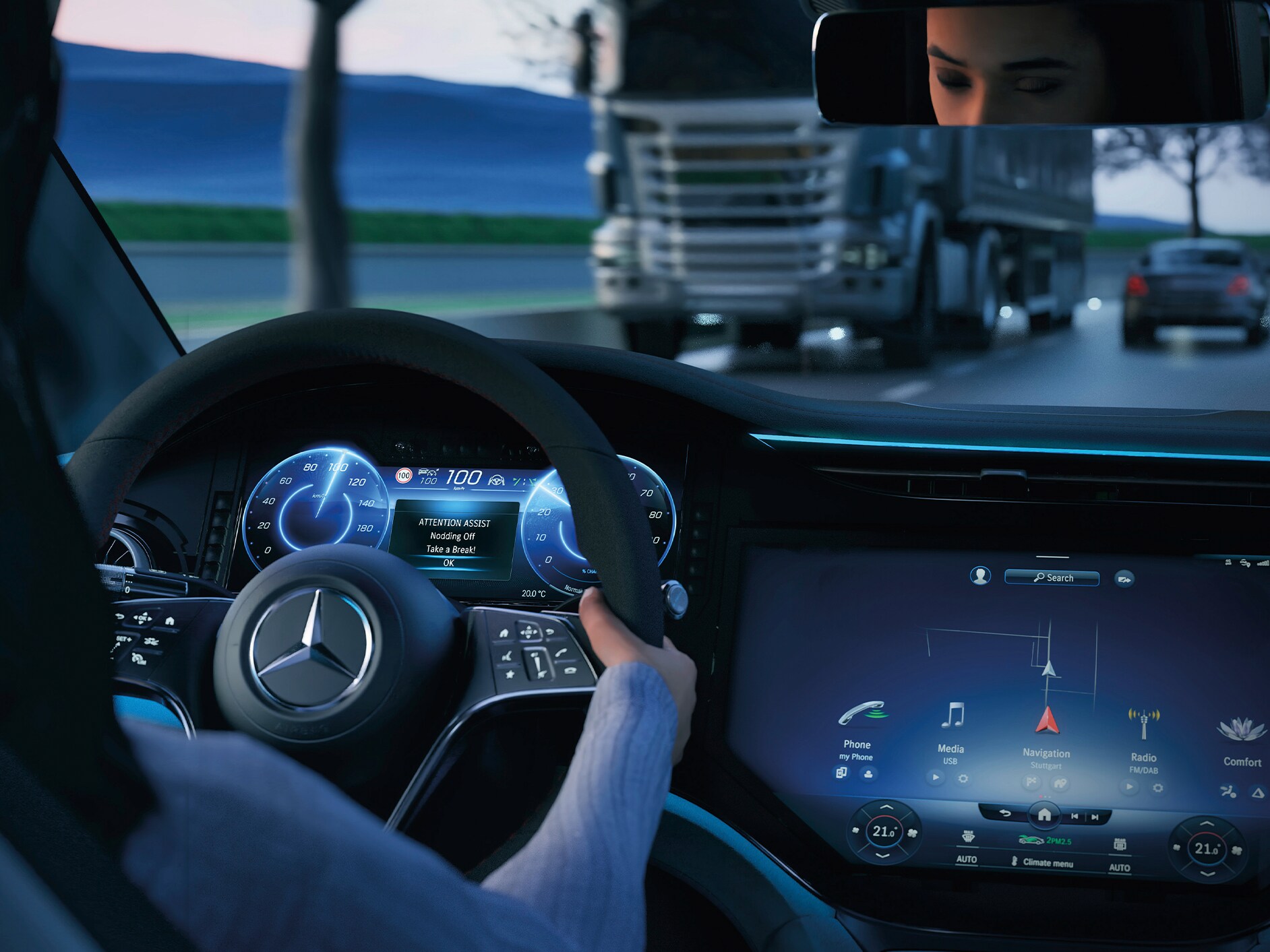 Vista del puesto de conducción de un Mercedes-Benz.