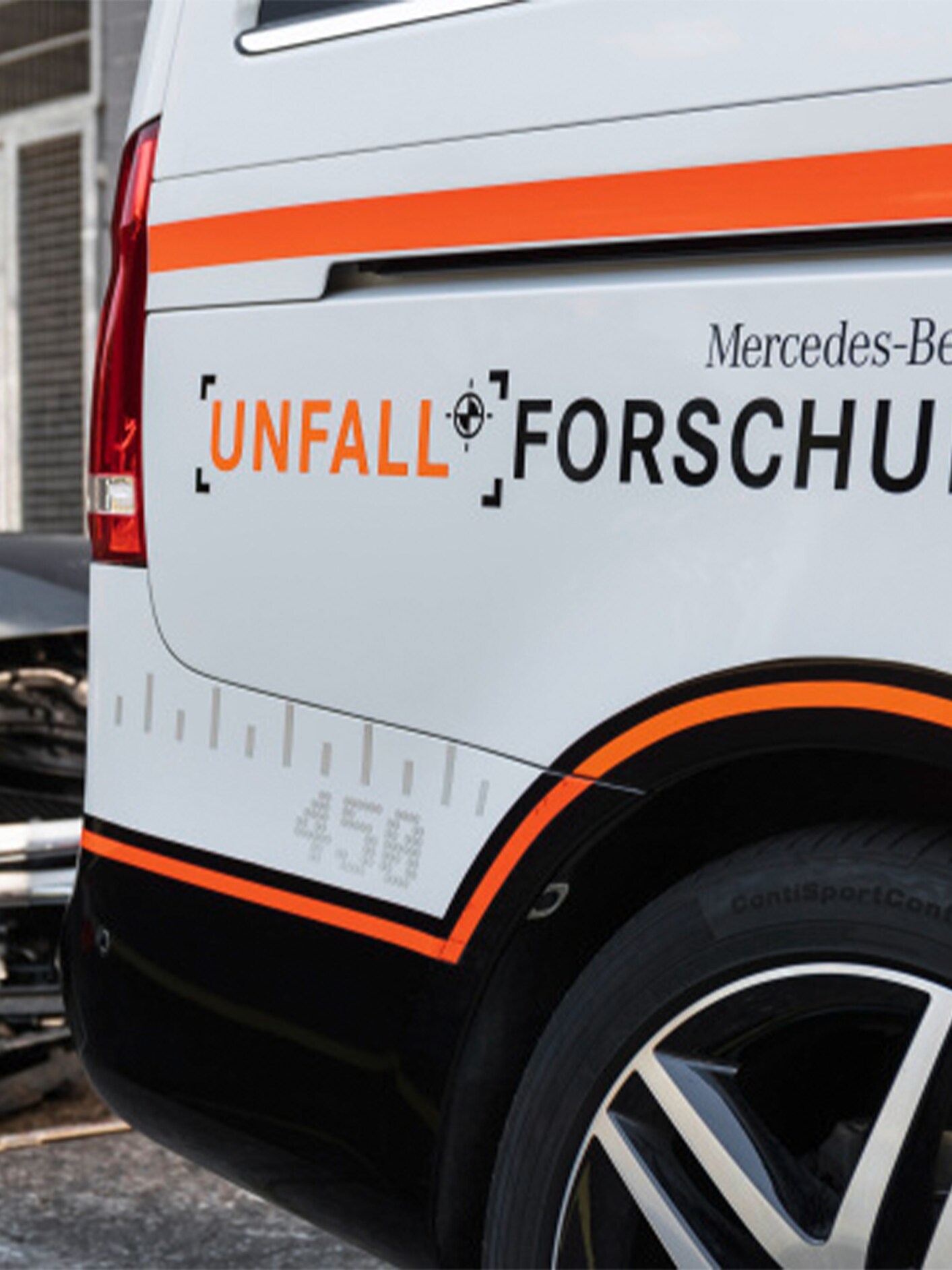 Coche Mercedes-Benz con la leyenda "Investigación de accidentes" impresa en su costado.