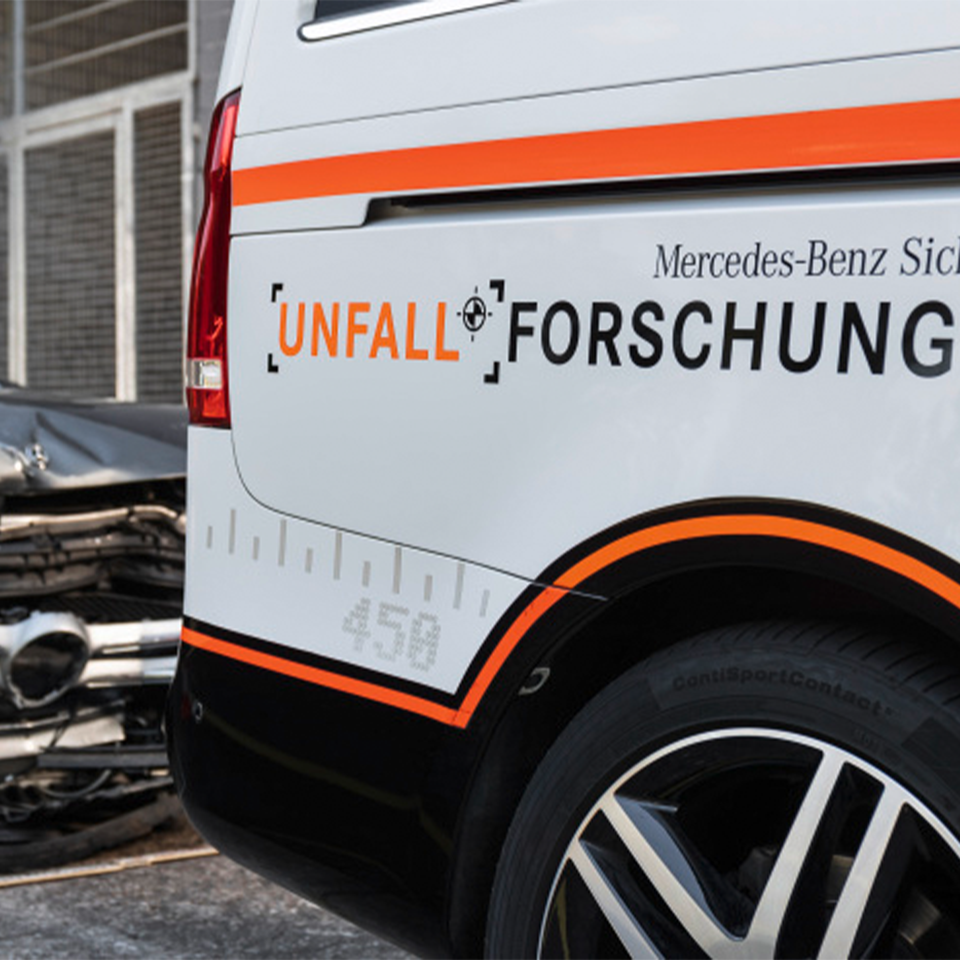 Examinando accidentes en la vida real | Seguridad | Mercedes-Benz Coche Mercedes-Benz con la leyenda "Investigación de accidentes" impresa en su costado.