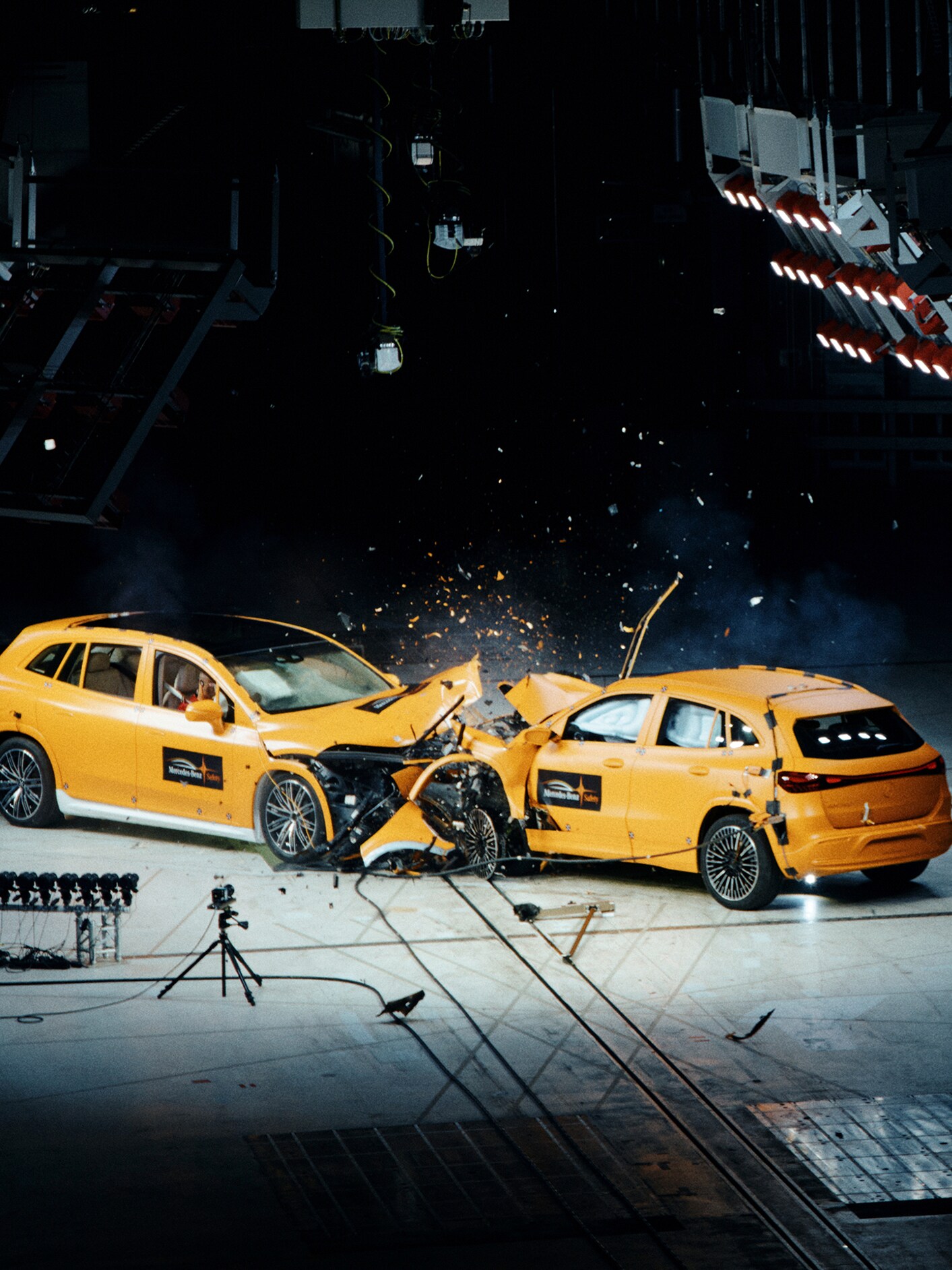 Choque frontal entre dos coches Mercedes-Benz captado por las cámaras de pruebas de choque.