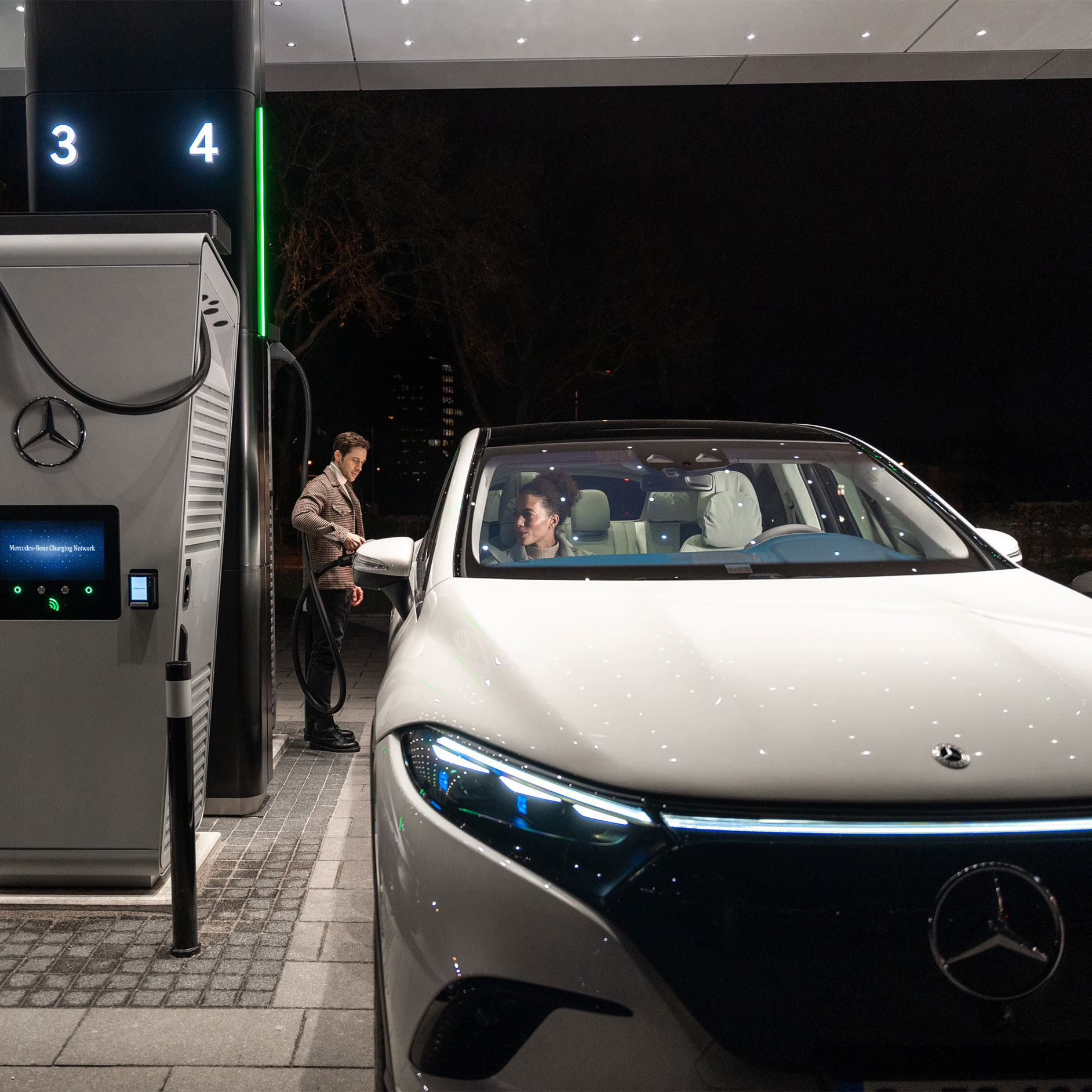 Carga conveniente | Tecnología | Mercedes-Benz Un coche Mercedes-Benz cargando en una estación de carga.