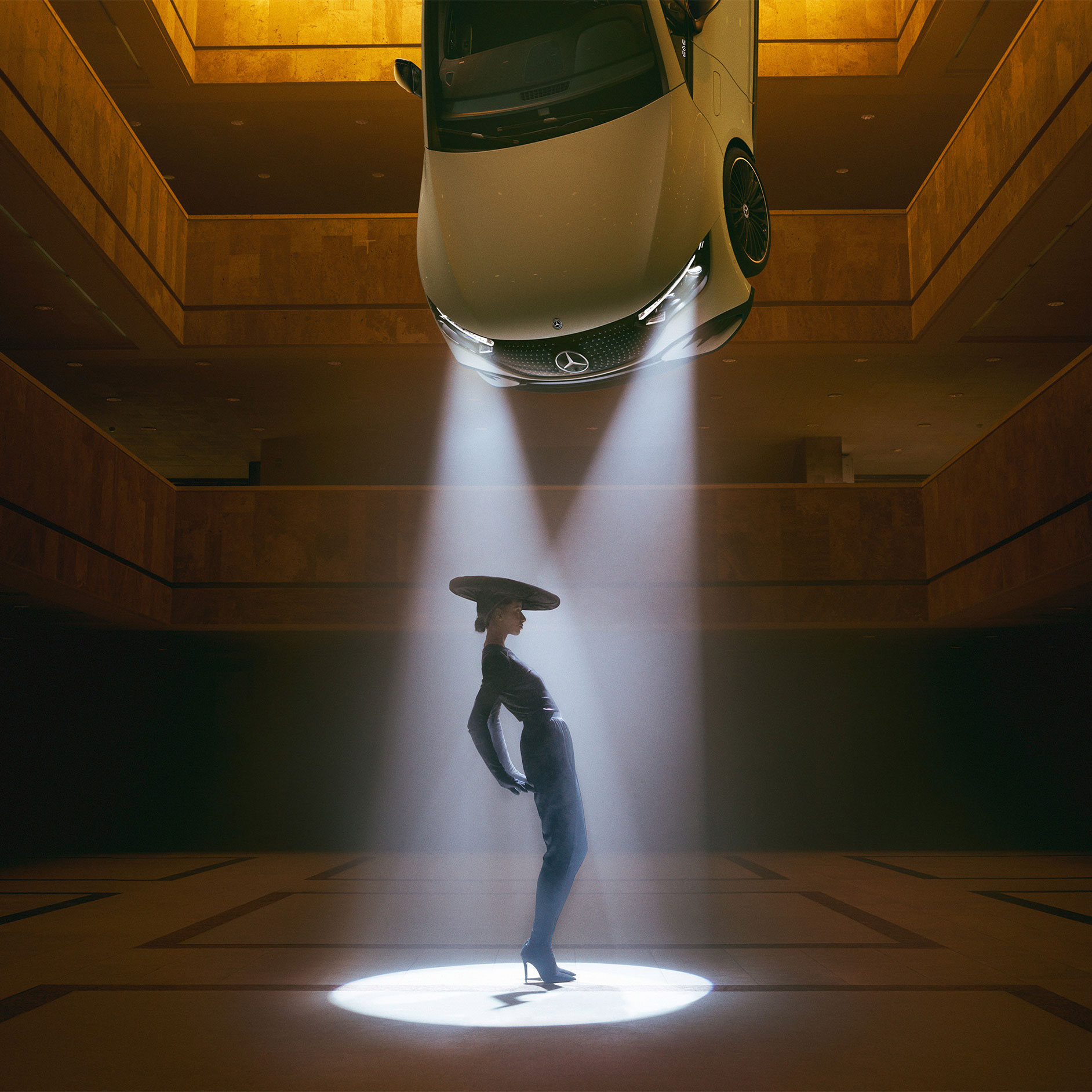 Mejorar tu vida | Tecnología | Mercedes-Benz Una persona bailando a la luz de los faros de un coche flotante de Mercedes-Benz.