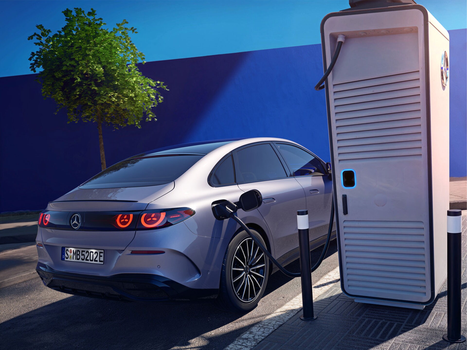 Un Mercedes-Benz cargando en una estación de recarga eléctrica.