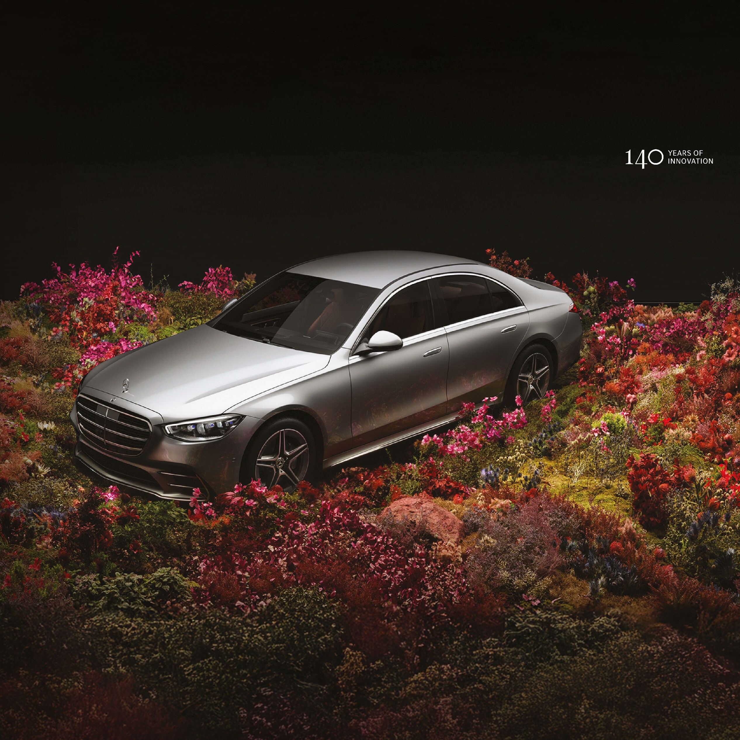 Un Mercedes-Benz Clase S en un campo de flores.