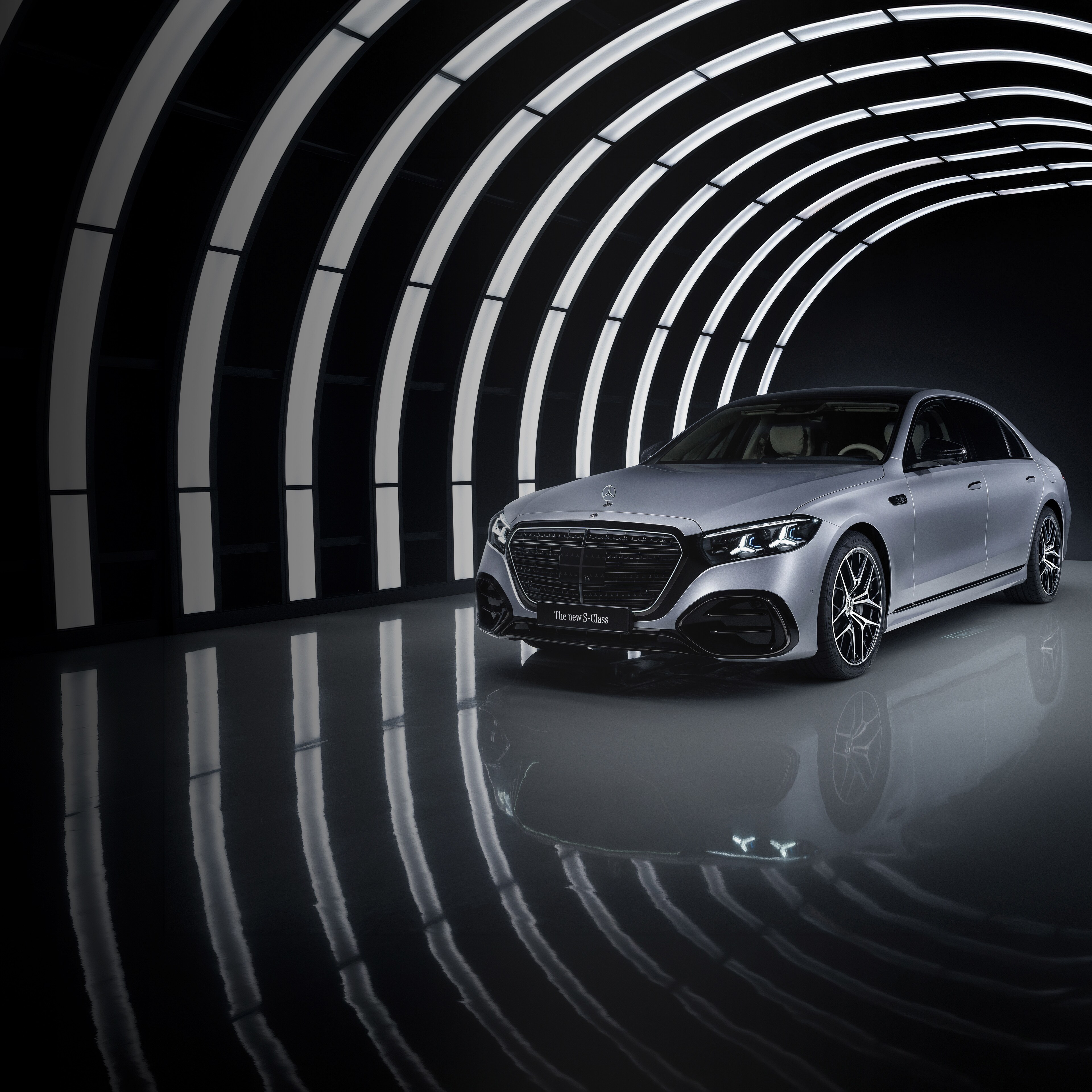 Un Mercedes-Benz Clase S en un garaje iluminado.