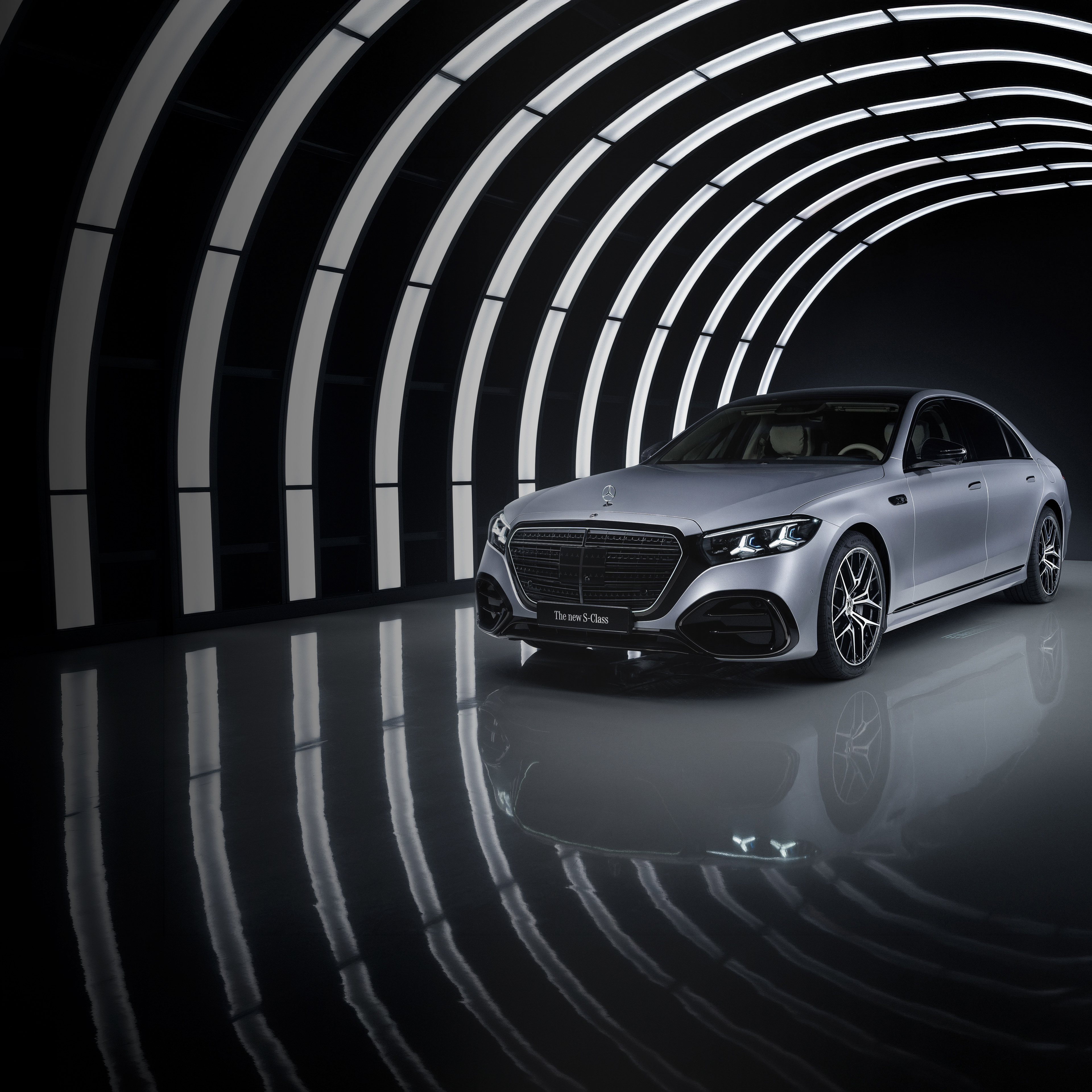 Tecnología | Mercedes-Benz Un Mercedes-Benz Clase S en un garaje iluminado.
