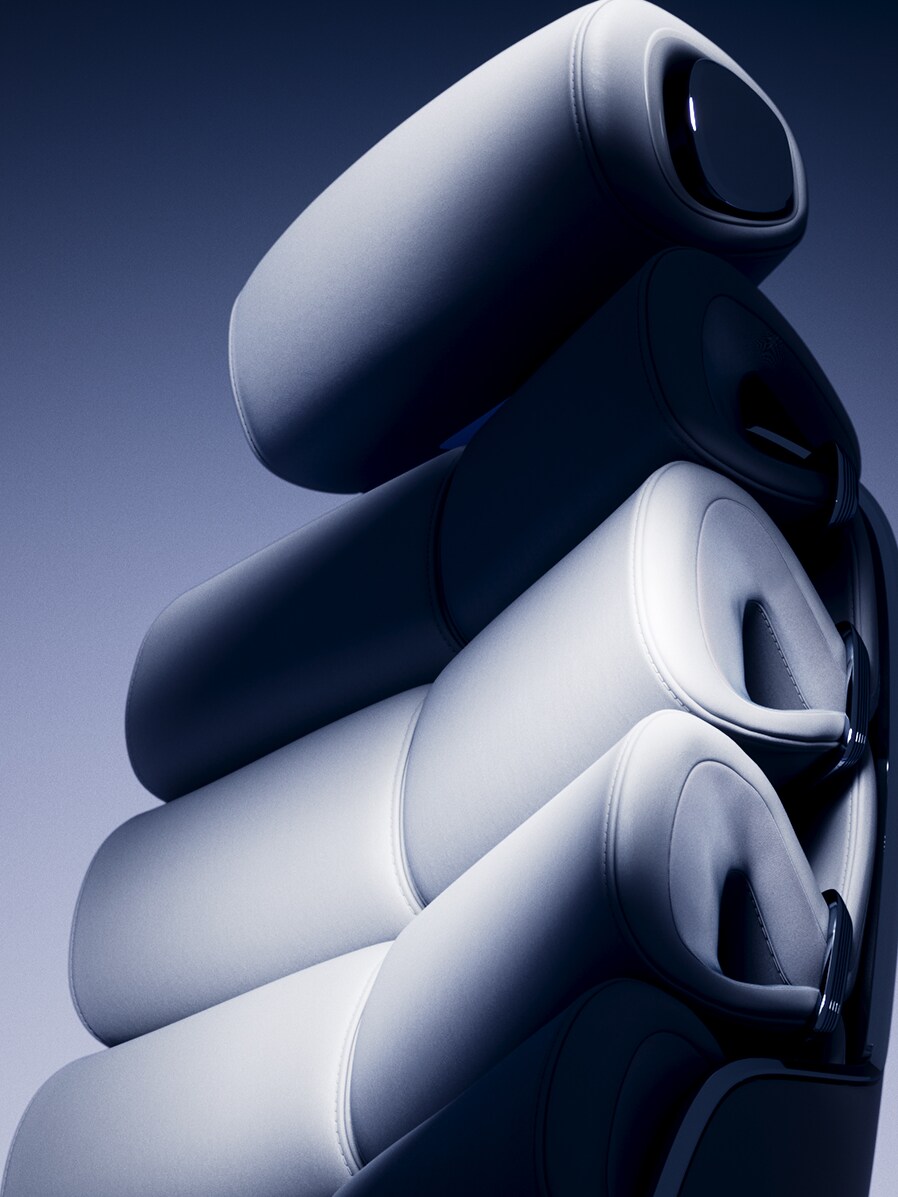 Los dos lujosos asientos de la parte trasera del Vision V en posición reclinada.