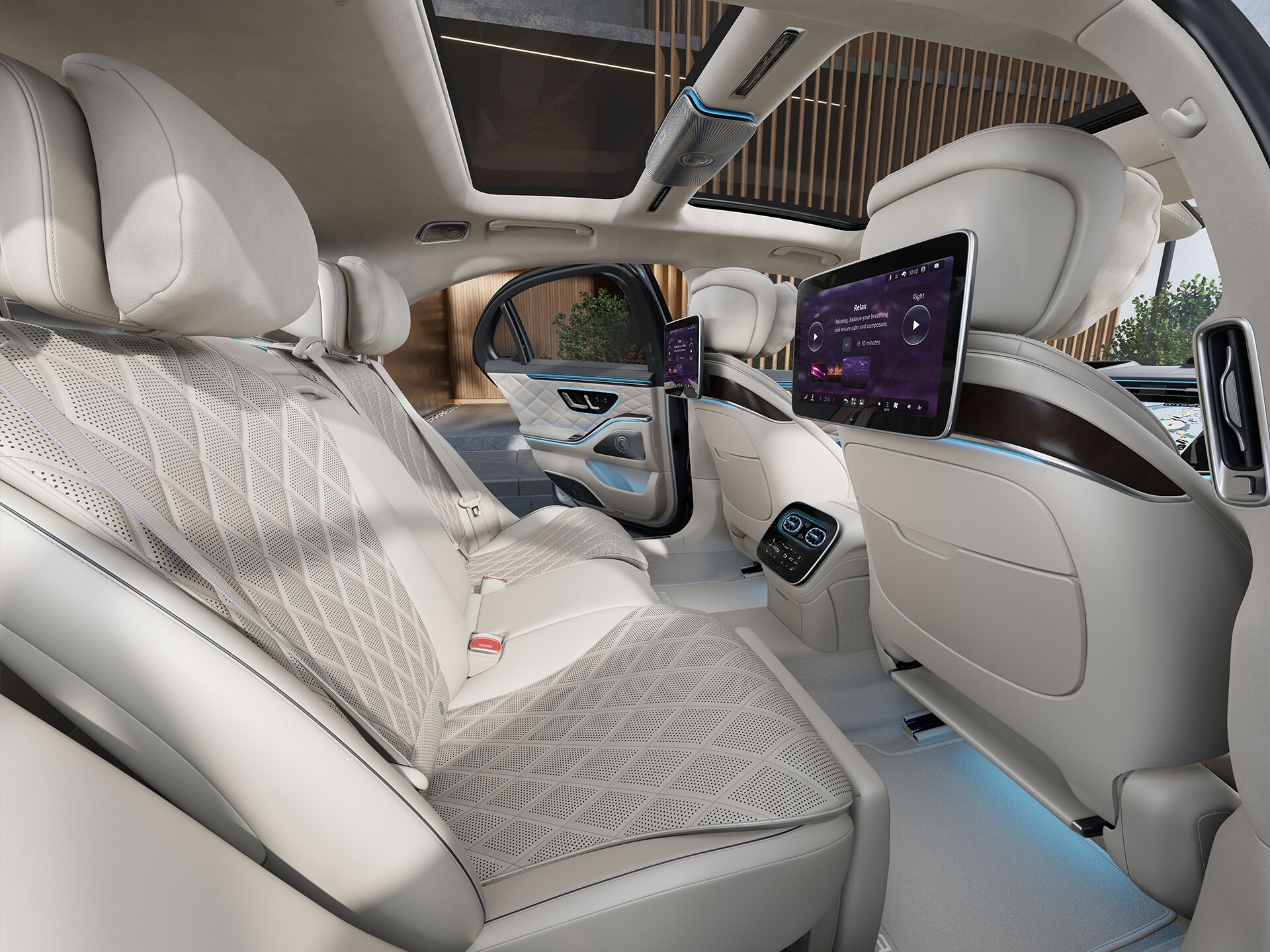 Vista interior de un automóvil Mercedes-Benz.