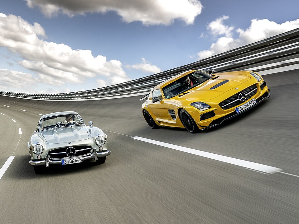 Tres vehículos Mercedes-Benz en un circuito de carreras