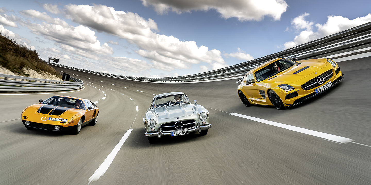Historia | Historia & Mundo de la marca | Mercedes-Benz Tres vehículos Mercedes-Benz en un circuito de carreras