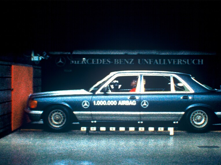 Prueba de colisión de un Clase S Serie 126 con airbag en las instalaciones de pruebas de colisión de Mercedes-Benz en Sindelfingen.