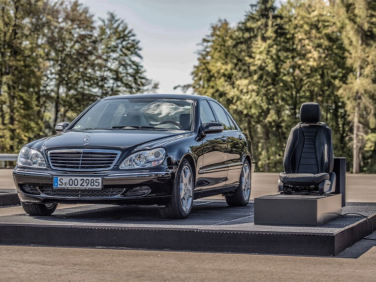 Demostración estática de la protección preventiva de pasajeros PRE-SAFE® con el modelo Mercedes-Benz Clase S, Serie 220.