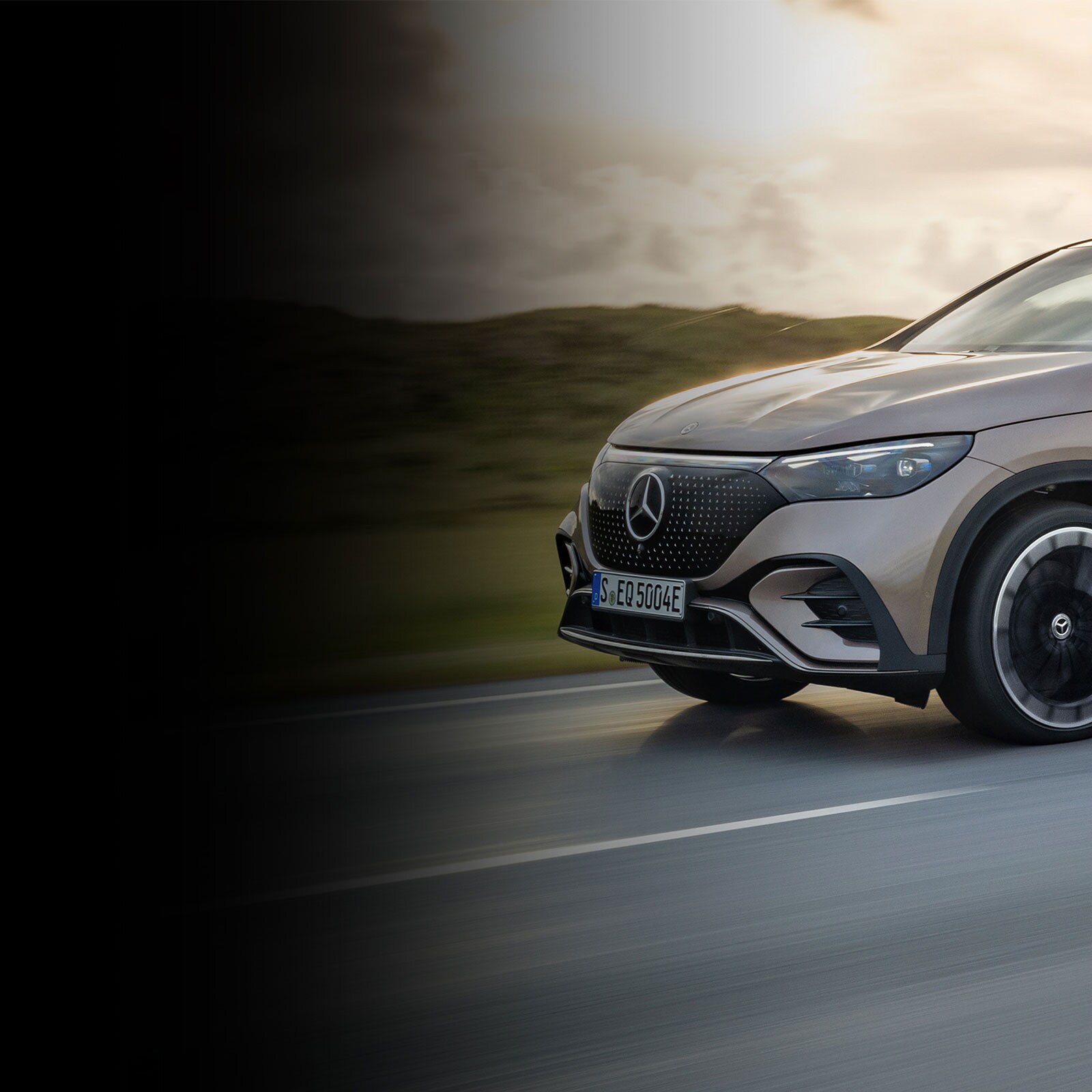 El Mercedes-Benz EQE 350+ en vista lateral.