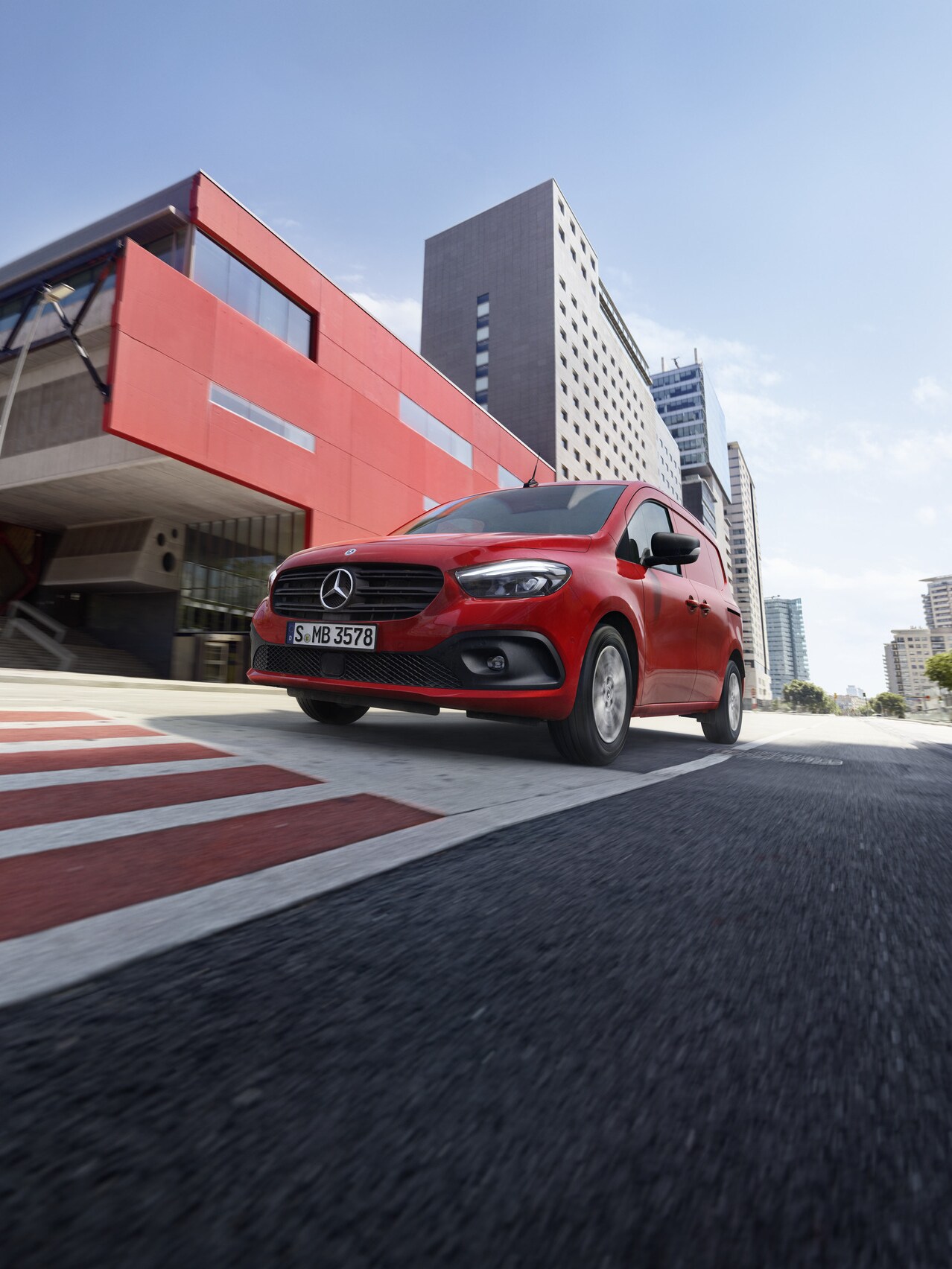 La Mercedes-Benz Citan Furgón circulando por la calzada.