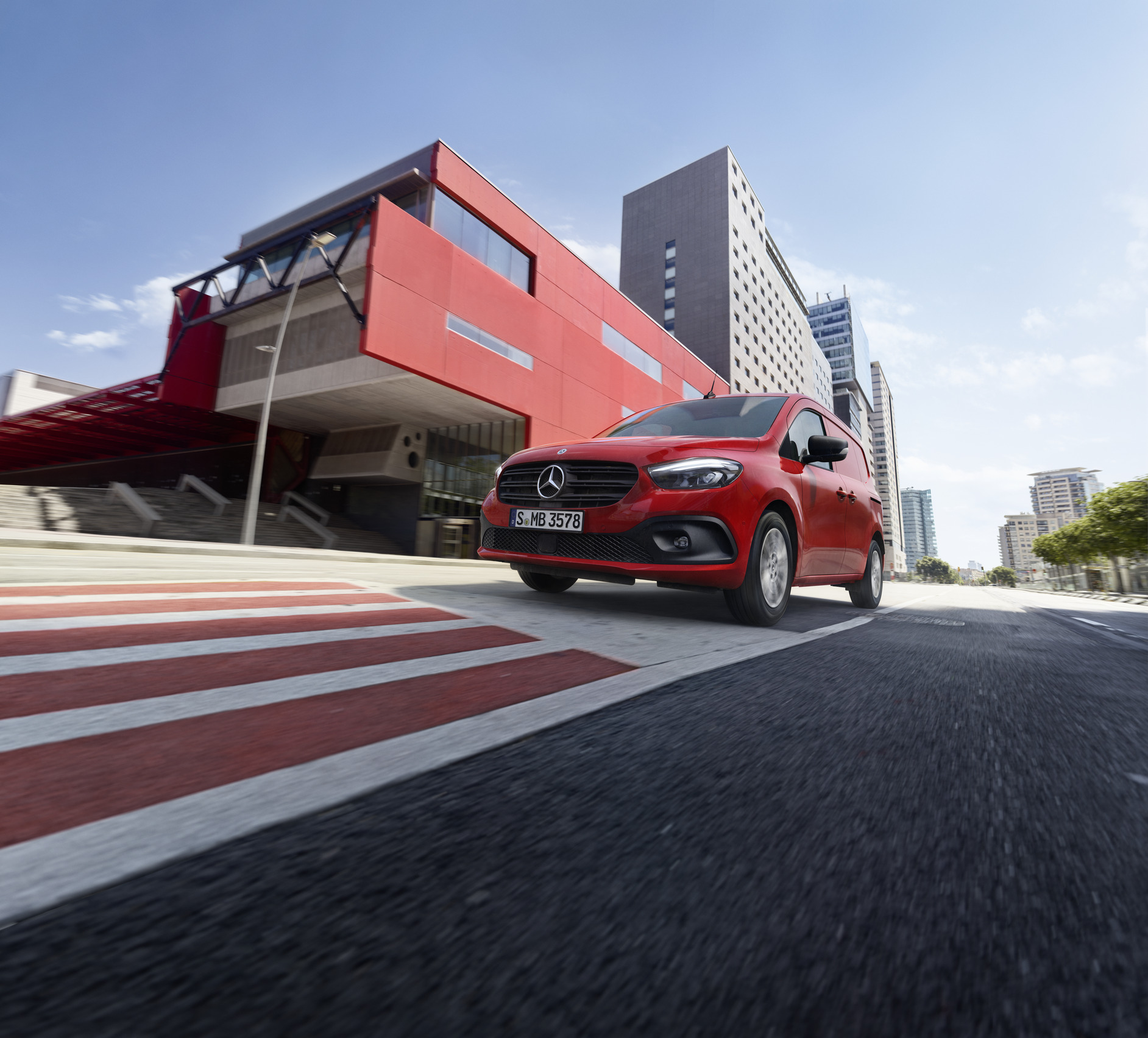 eCitan y Citan | Mercedes-Benz La Mercedes-Benz Citan Furgón circulando por la calzada.