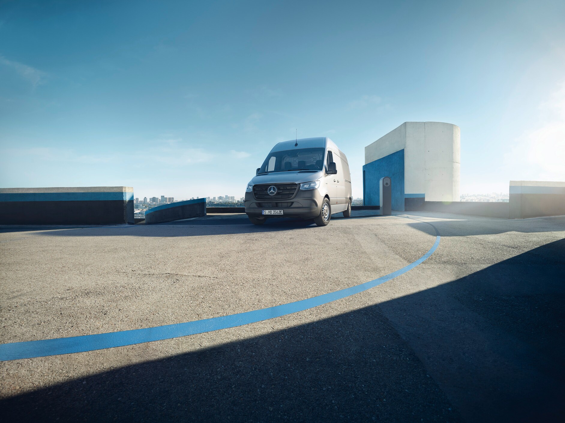 Furgón Mercedes-Benz eSprinter en la azotea de un aparcamiento.