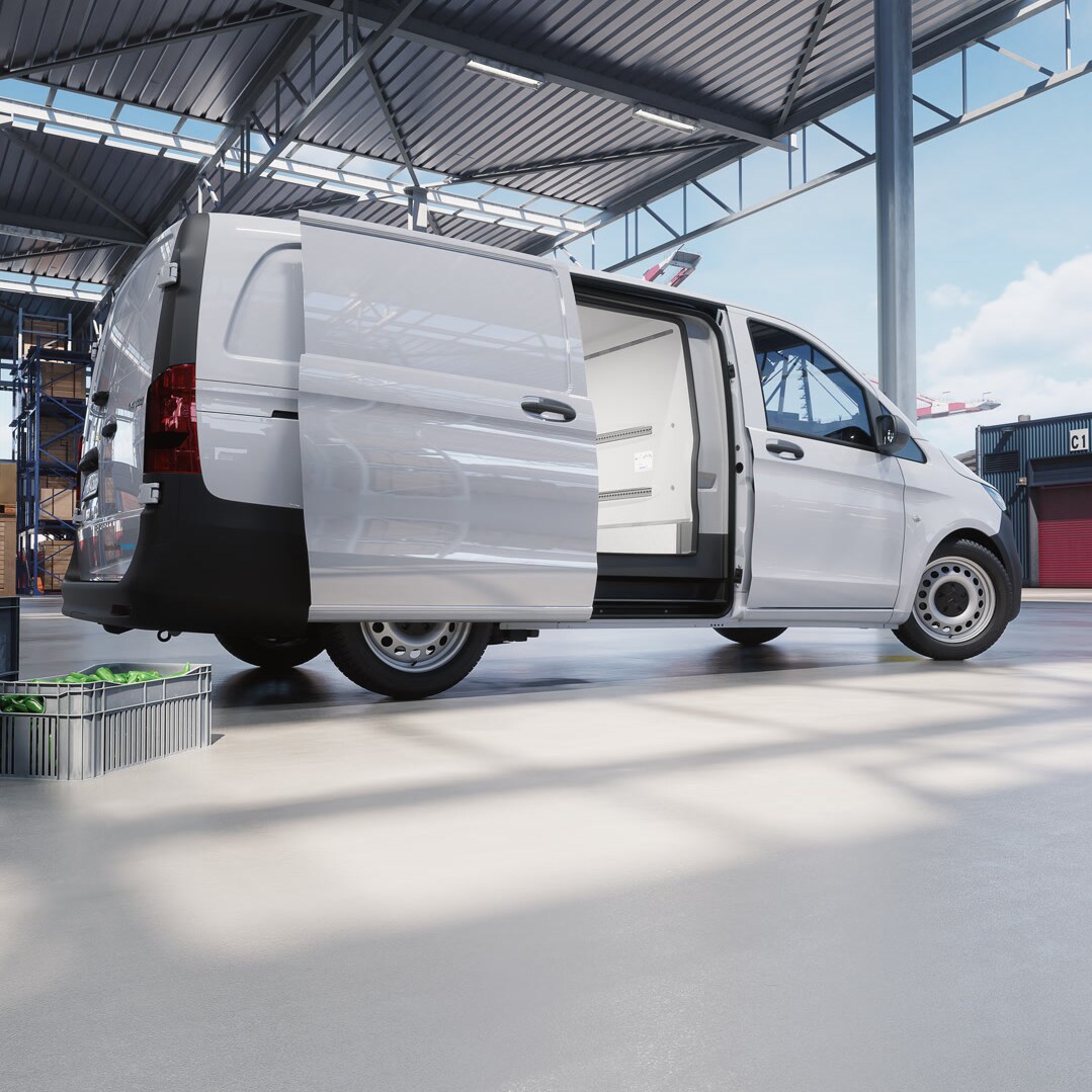 Mercedes-Benz Vito con carrocería como vehículo frigorífico situada en una zona logística con puerta corredera abierta, adecuada para el transporte de mercancías a temperatura controlada.