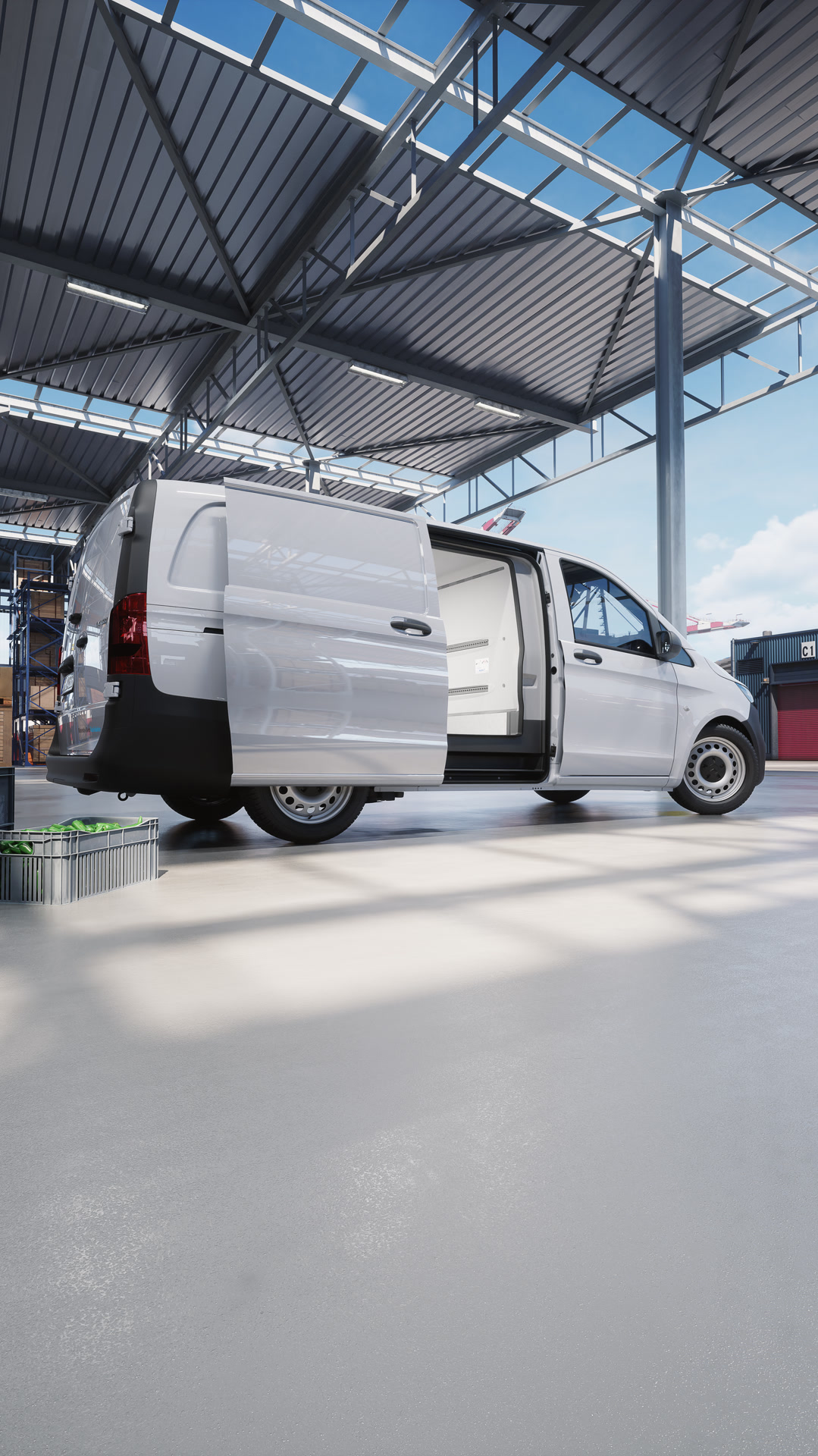 Mercedes-Benz Vito con carrocería como vehículo frigorífico situada en una zona logística con puerta corredera abierta, adecuada para el transporte de mercancías a temperatura controlada.