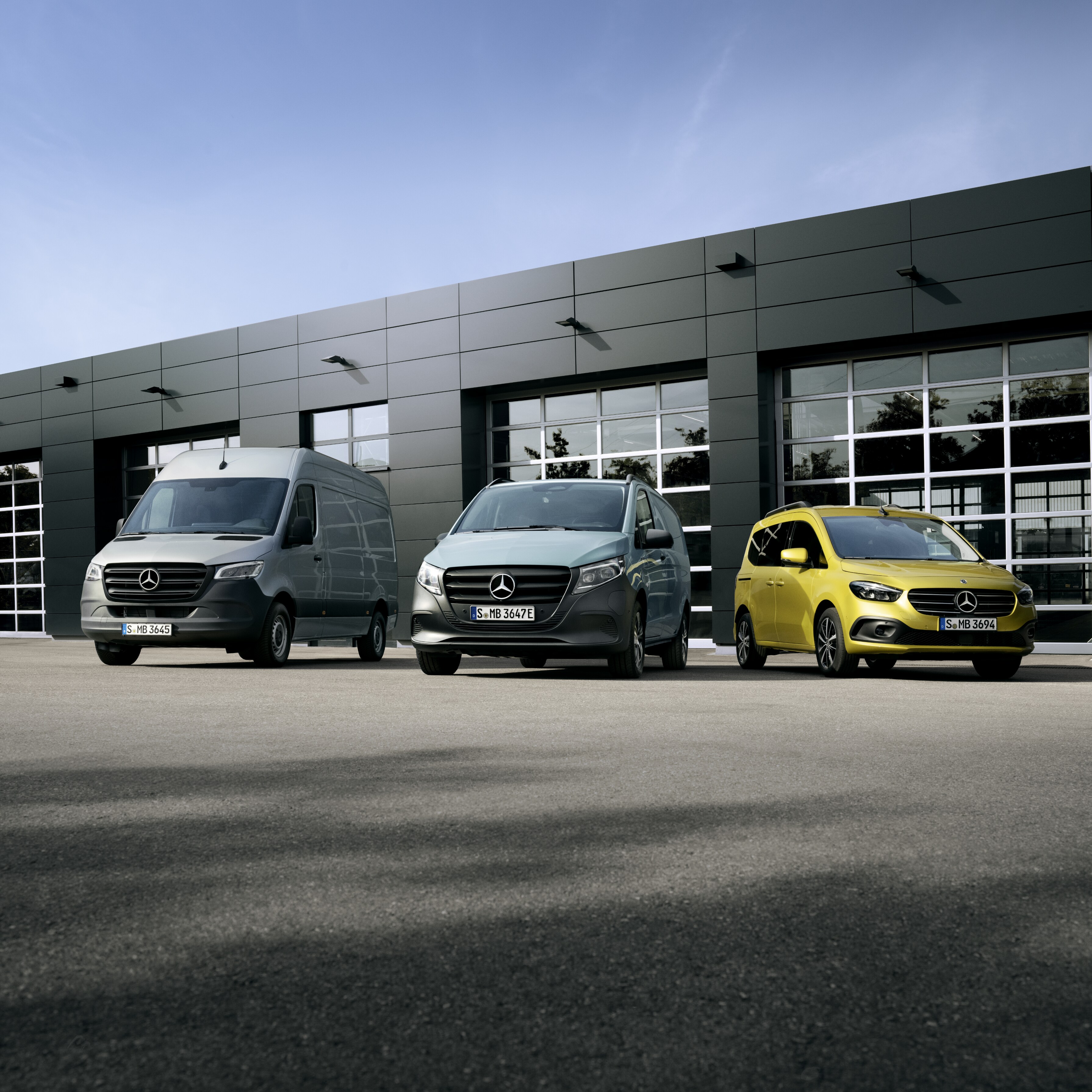 Furgones Mercedes-Benz seminuevos certificados delante de un concesionario