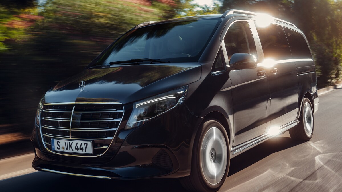 Mercedes-Benz Clase V negro transitando por un paisaje vibrante