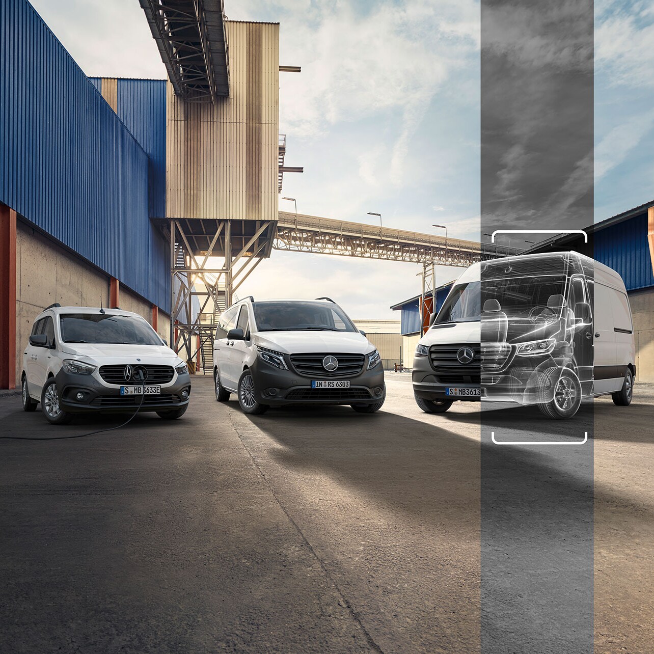 Una serie de furgones Mercedes-Benz de segunda mano ante un fondo arquitectónico