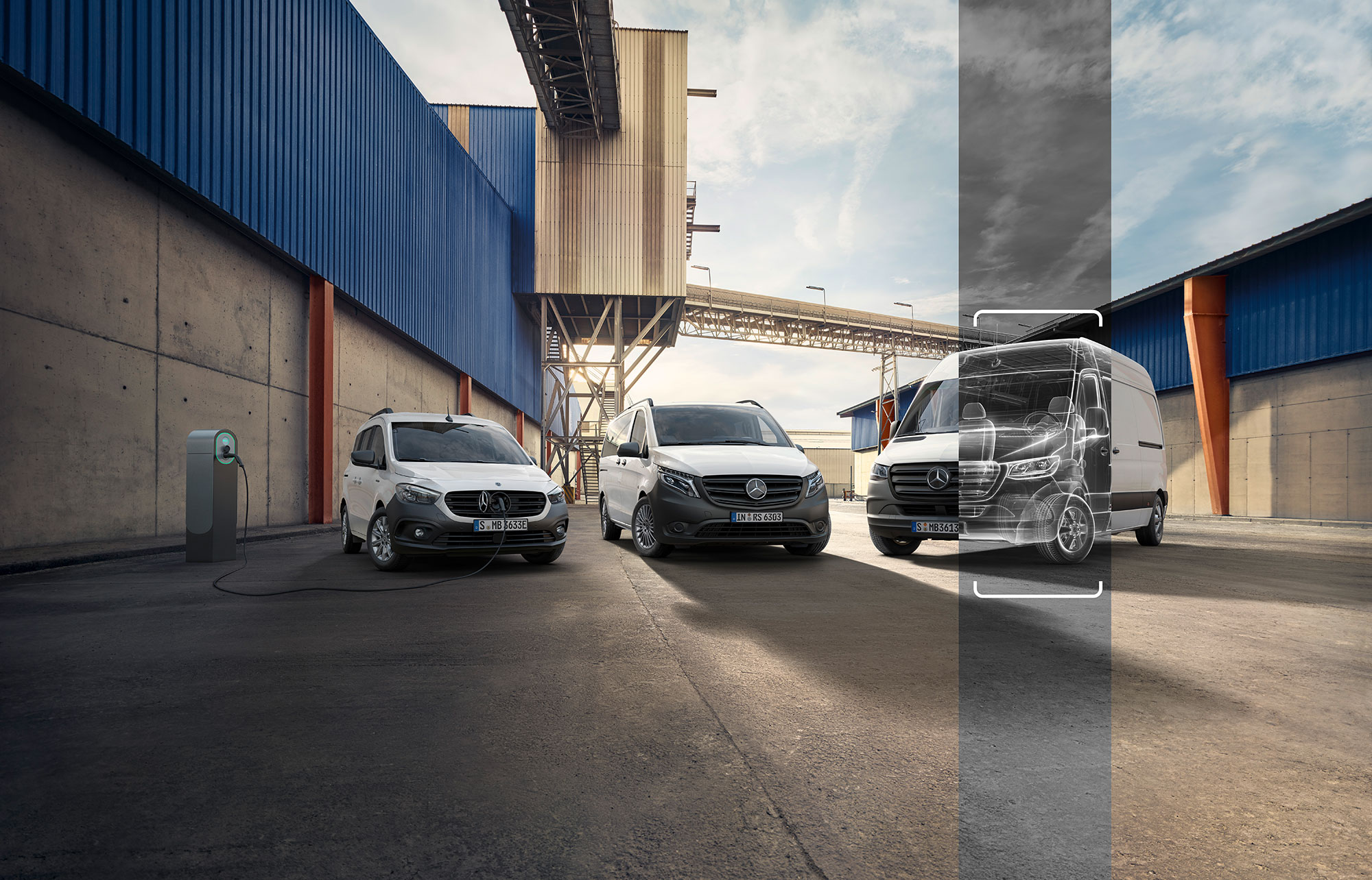 Búsqueda de vehículos de ocasión Mercedes-Benz Una serie de furgones Mercedes-Benz de segunda mano ante un fondo arquitectónico