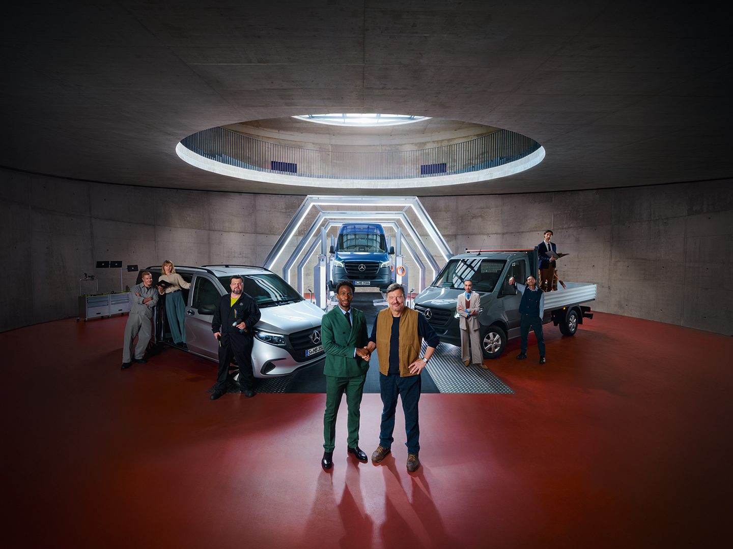 Mercedes-Benz Vans | Vehículos industriales | Mercedes-Benz Vehículos industriales Mercedes-Benz, incluida una furgoneta y un camión, expuestos en un espacio moderno junto a varios profesionales.