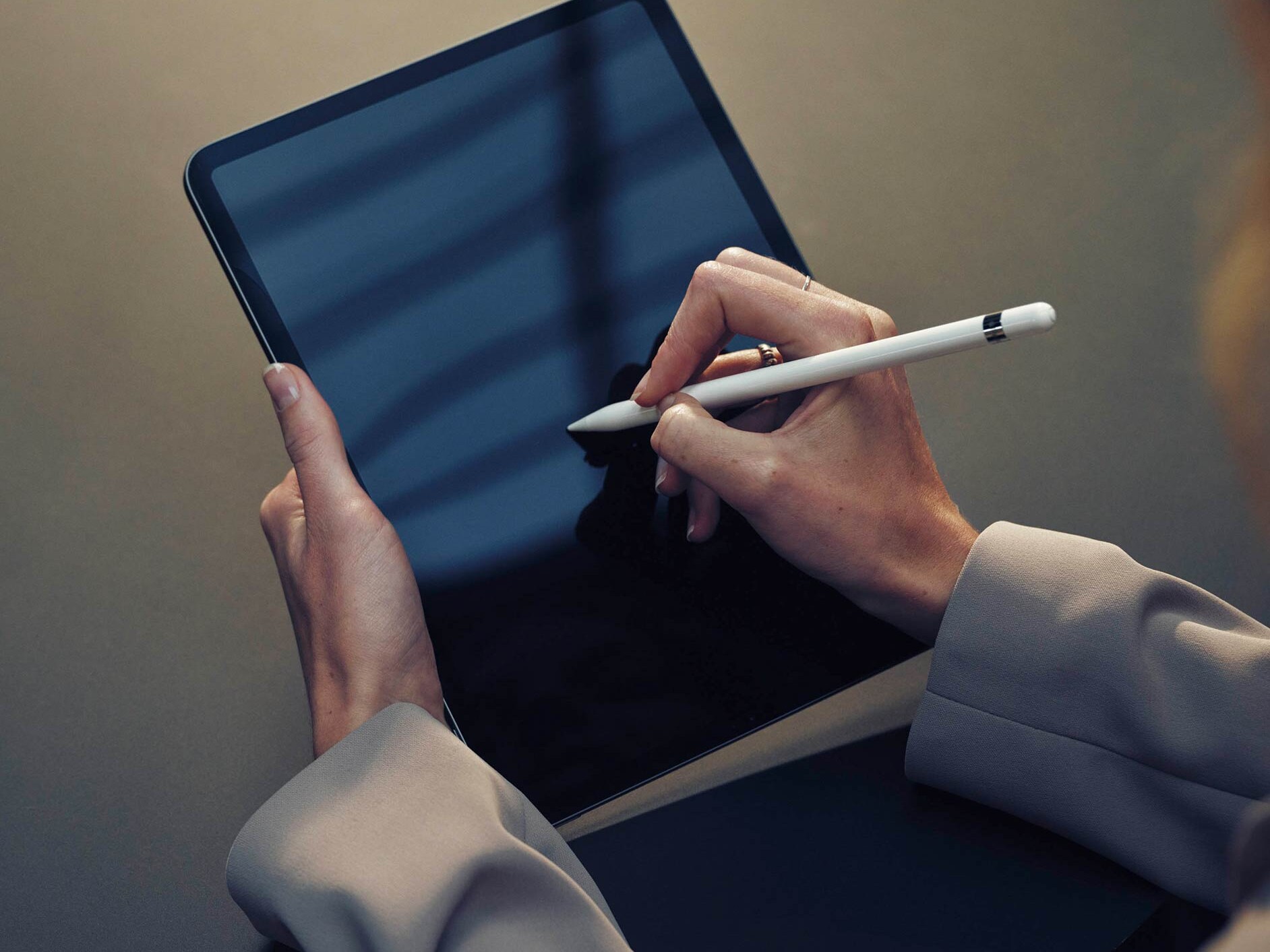 Persona firmando en una tableta