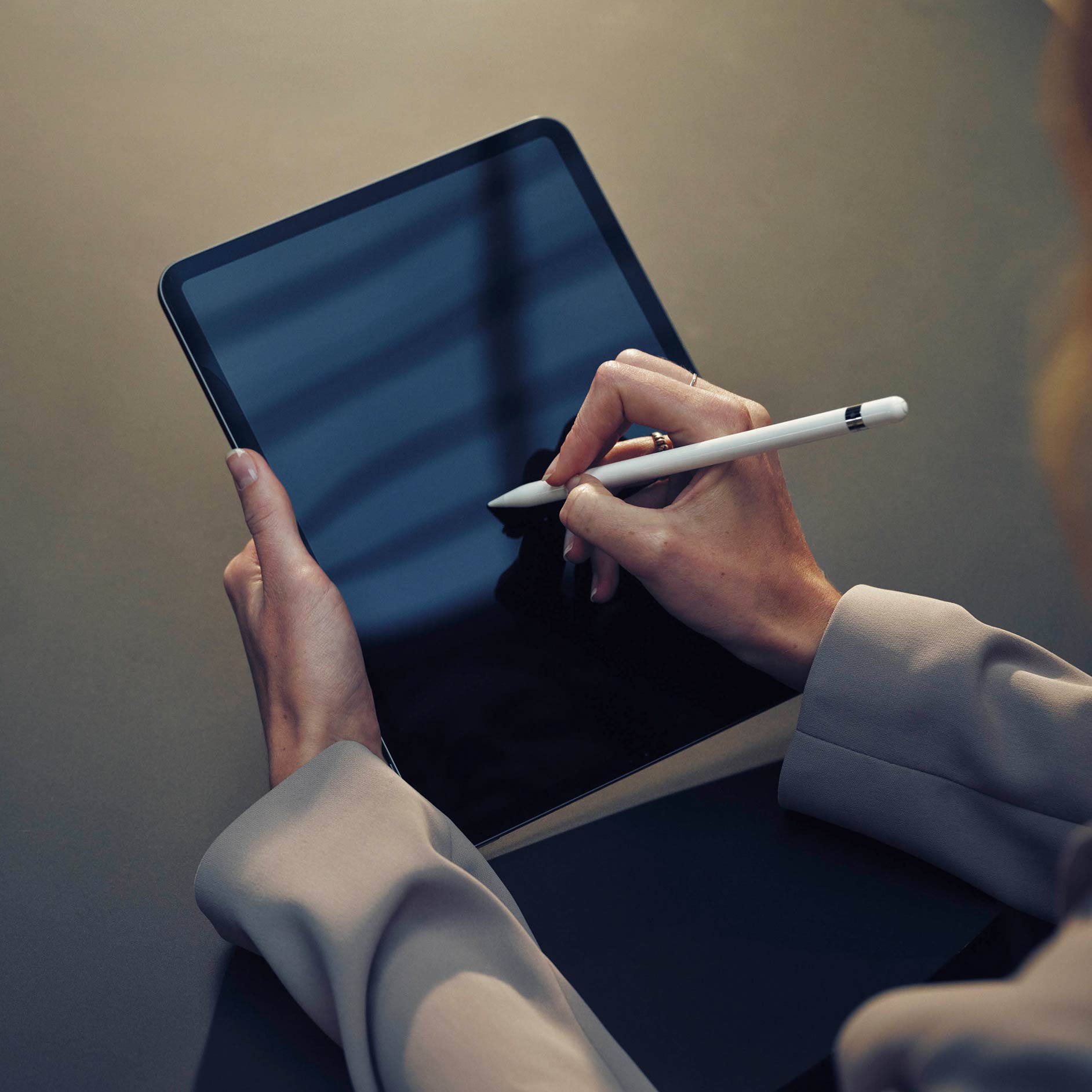 Alquiler | Financiación | Servicios financieros | Furgonetas Mercedes-Benz Persona firmando en una tableta