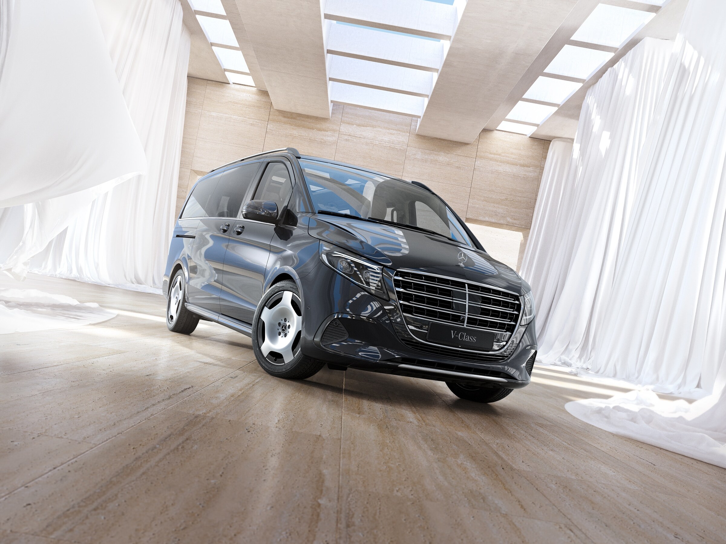 Furgoneta de pasajeros Mercedes-Benz Clase V en un interior luminoso y moderno con claraboyas