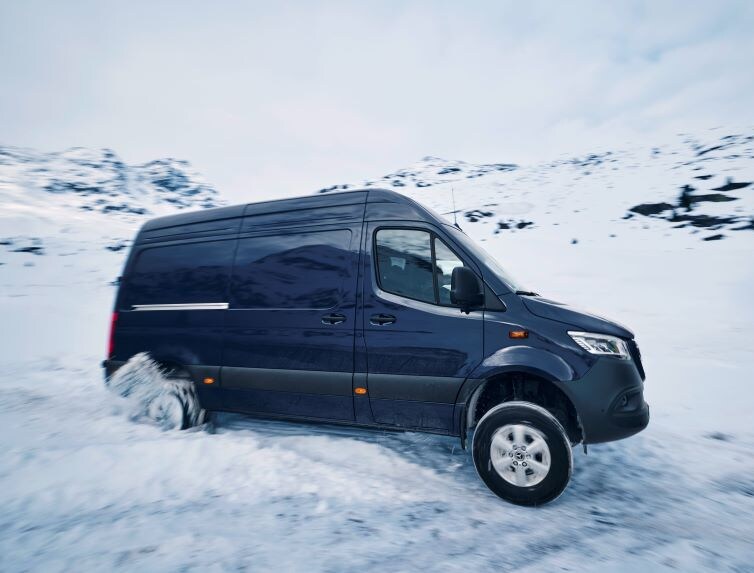 La Sprinter Tourer circulando por una carretera nevada.