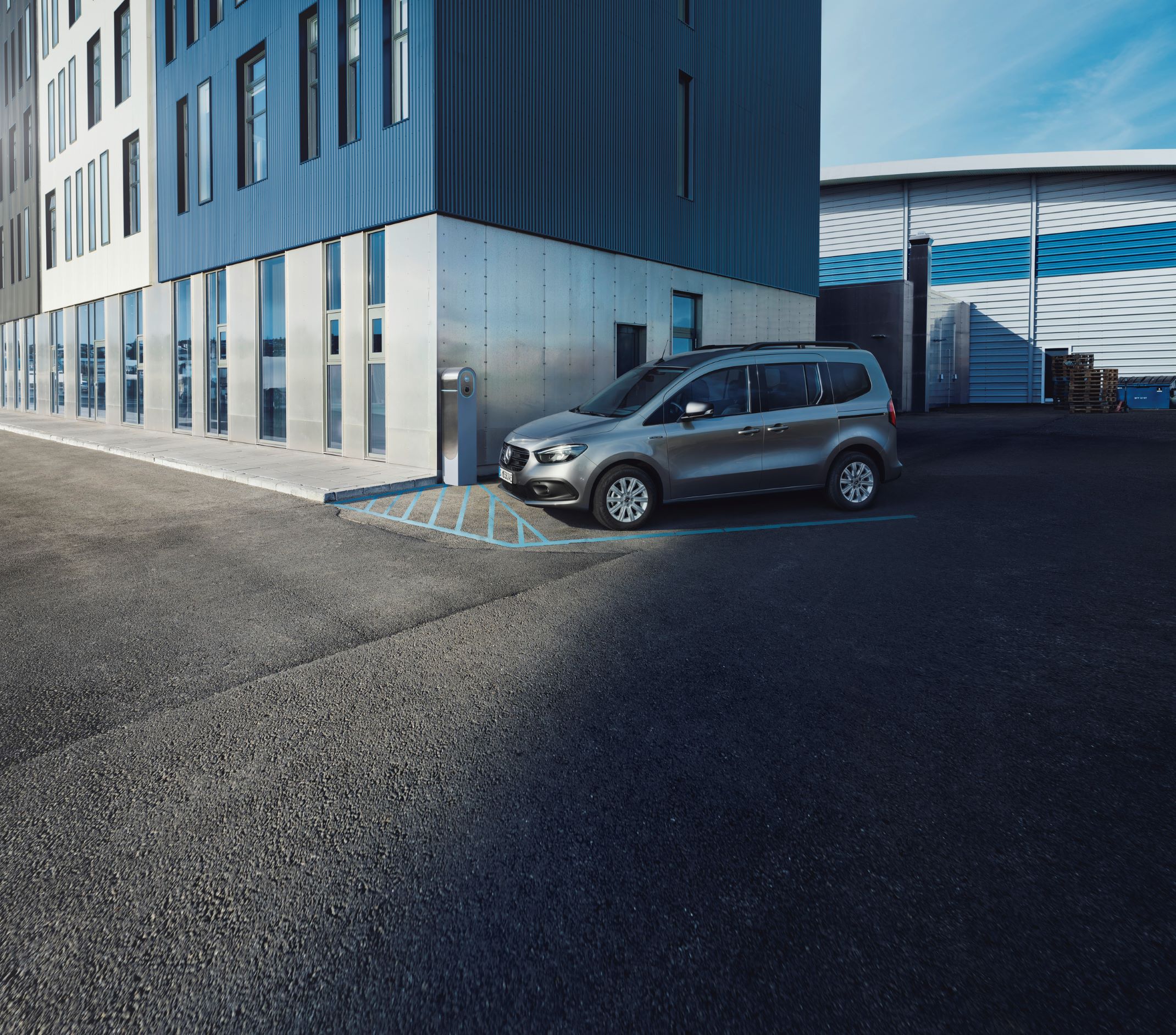 Citan Safety | Mercedes-Benz Furgonetas Una visualización muestra cómo funcionan los sensores de radar para medir la distancia en la Mercedes-Benz Citan.