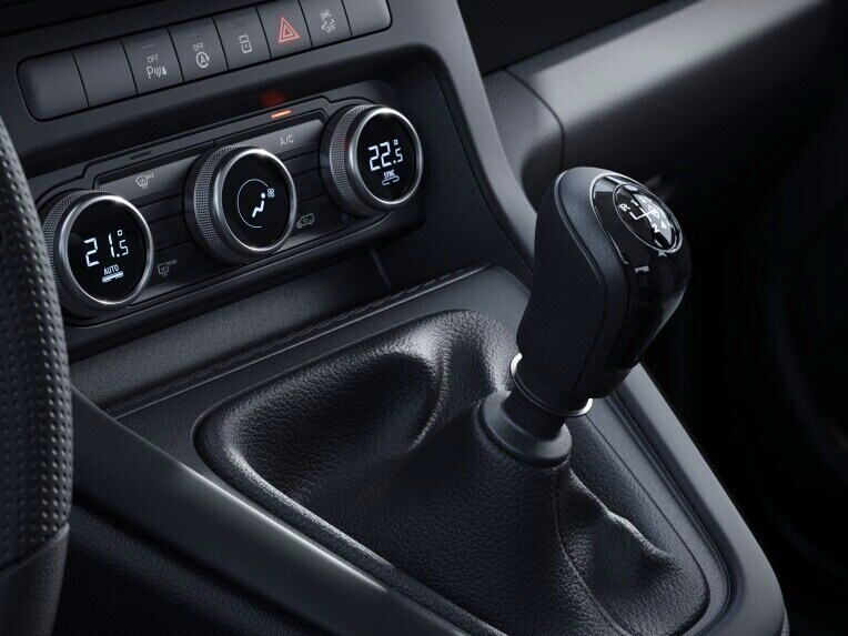 La palanca de cambios del cambio manual de 6 velocidades de la Mercedes-Benz Citan Furgón.
