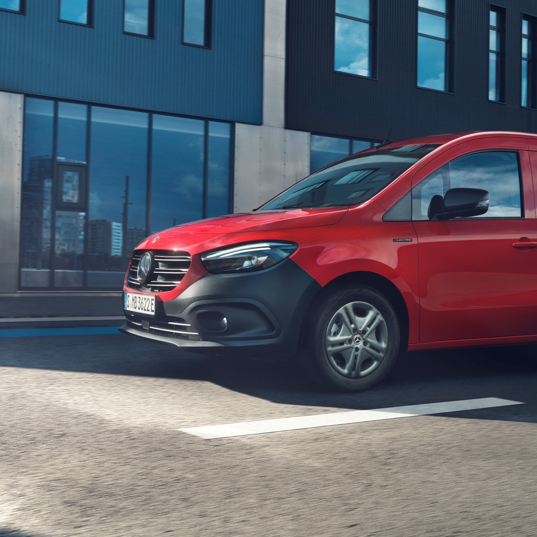 La Citan Tourer y la furgoneta Citan, galardonada como Furgoneta del Año 2022, circulan en un paisaje urbano.