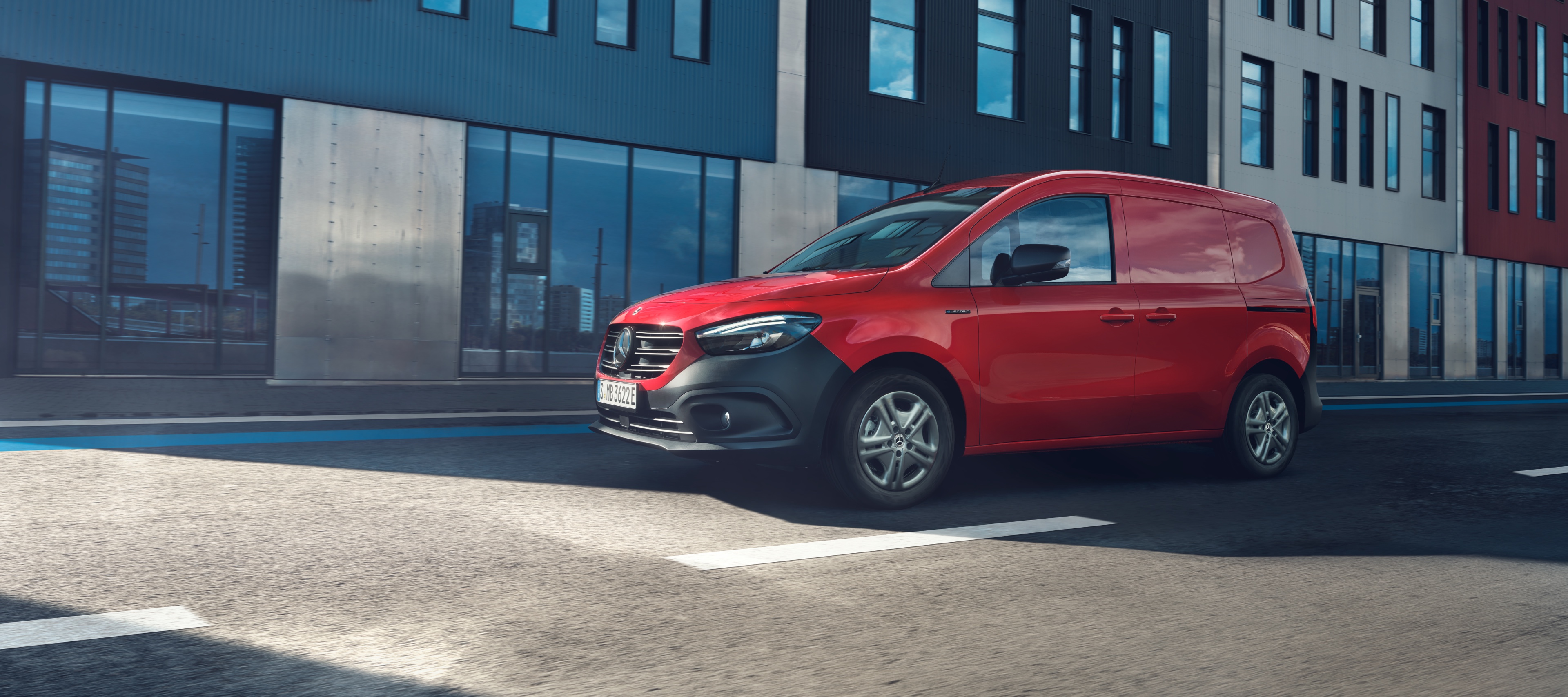 Citan Van of the Year Award 2022 | Mercedes-Benz Transporter La Citan Tourer y la furgoneta Citan, galardonada como Furgoneta del Año 2022, circulan en un paisaje urbano.