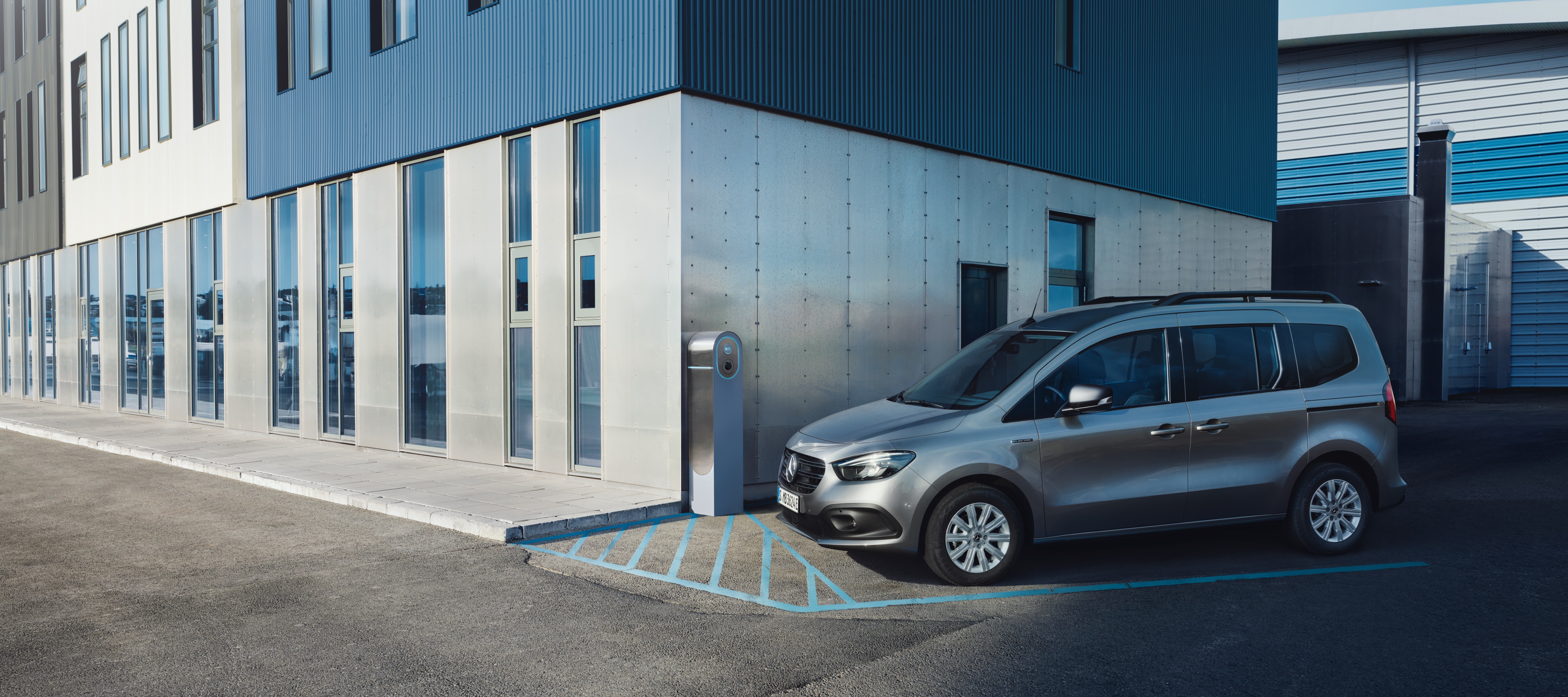 Sistemas de propulsión alternativos | Citan Tourer | Mercedes-Benz La Mercedes-Benz eCitan Tourer en una estación de carga.