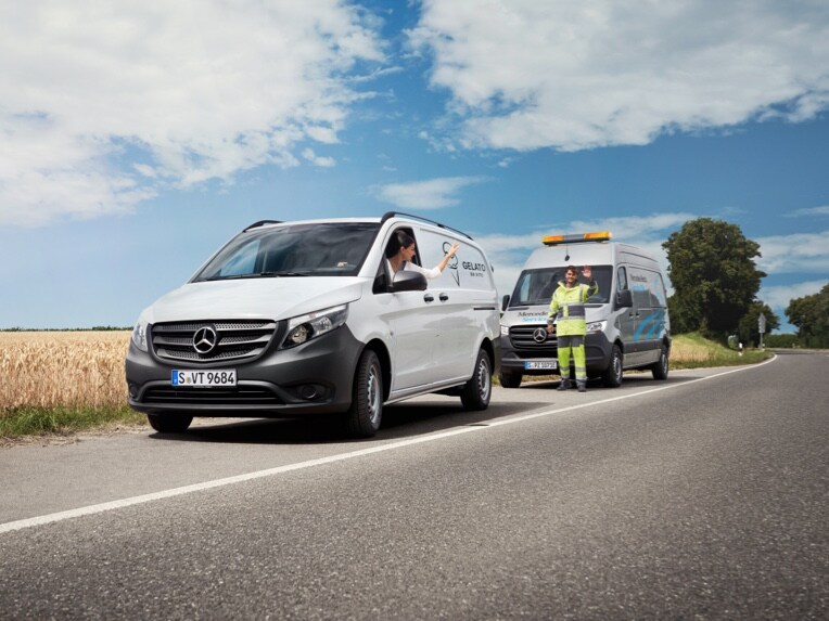 Una furgoneta Mercedes-Benz en servicio.