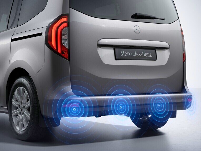 El sistema de ayuda para aparcar en la parte trasera de la Mercedes-Benz Citan Tourer.