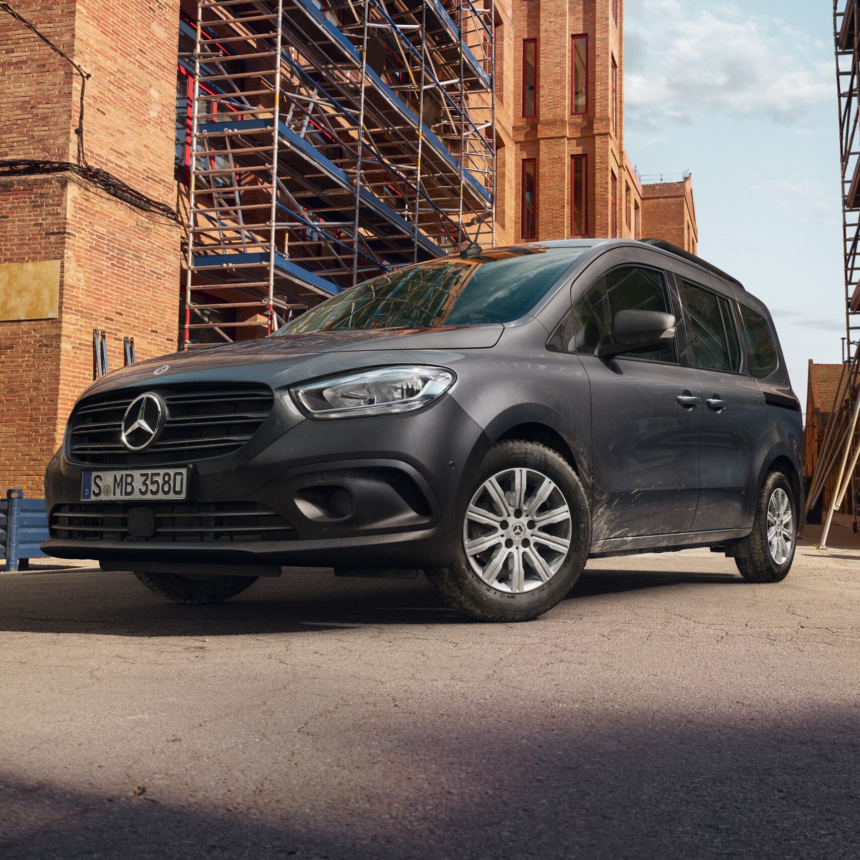 La Mercedes-Benz Citan Tourer aparcada en una obra.