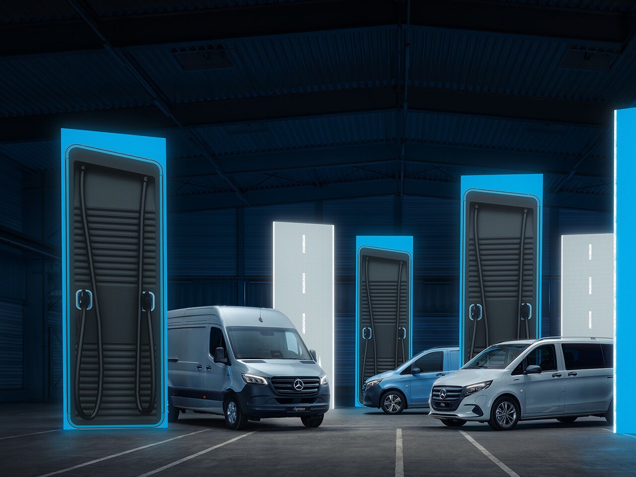 Furgonetas eléctricas de Mercedes-Benz con soluciones de recarga inteligentes en un entorno logístico de alta tecnología.