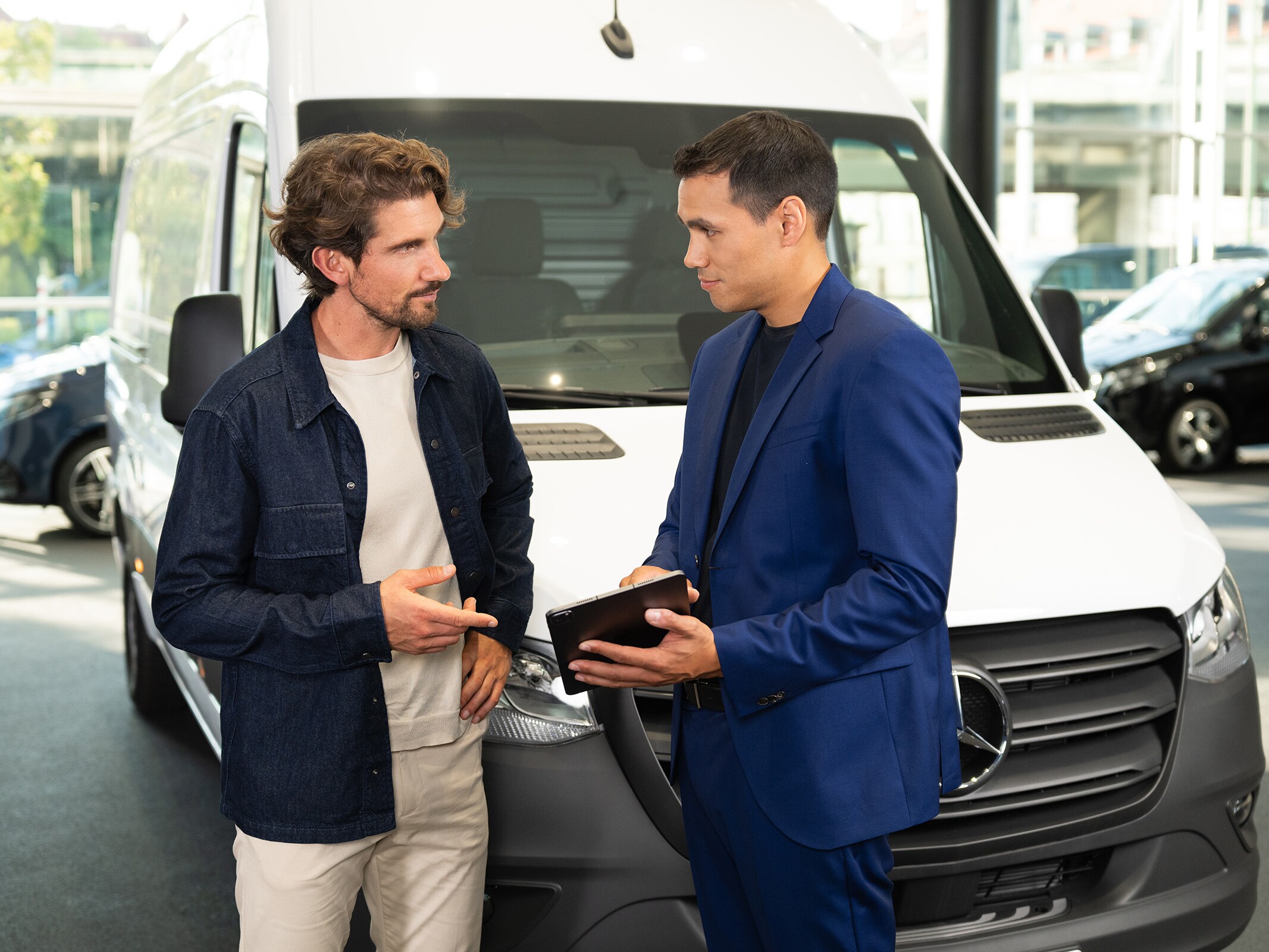 Asesoramiento sobre furgonetas Mercedes-Benz en un concesionario, con un servicio centrado en el cliente.